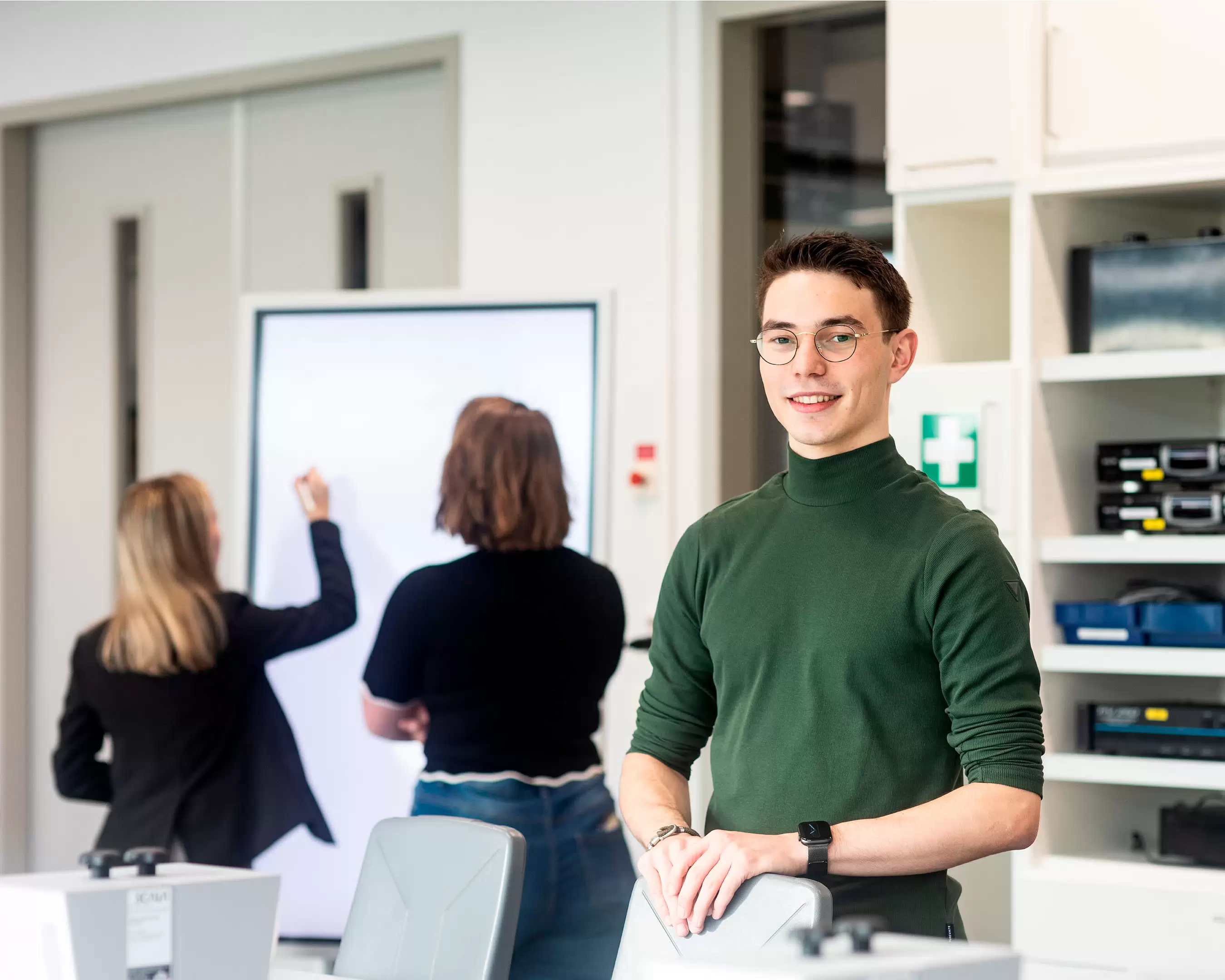 Student Technische Natuurkunde lacht naar de camera
