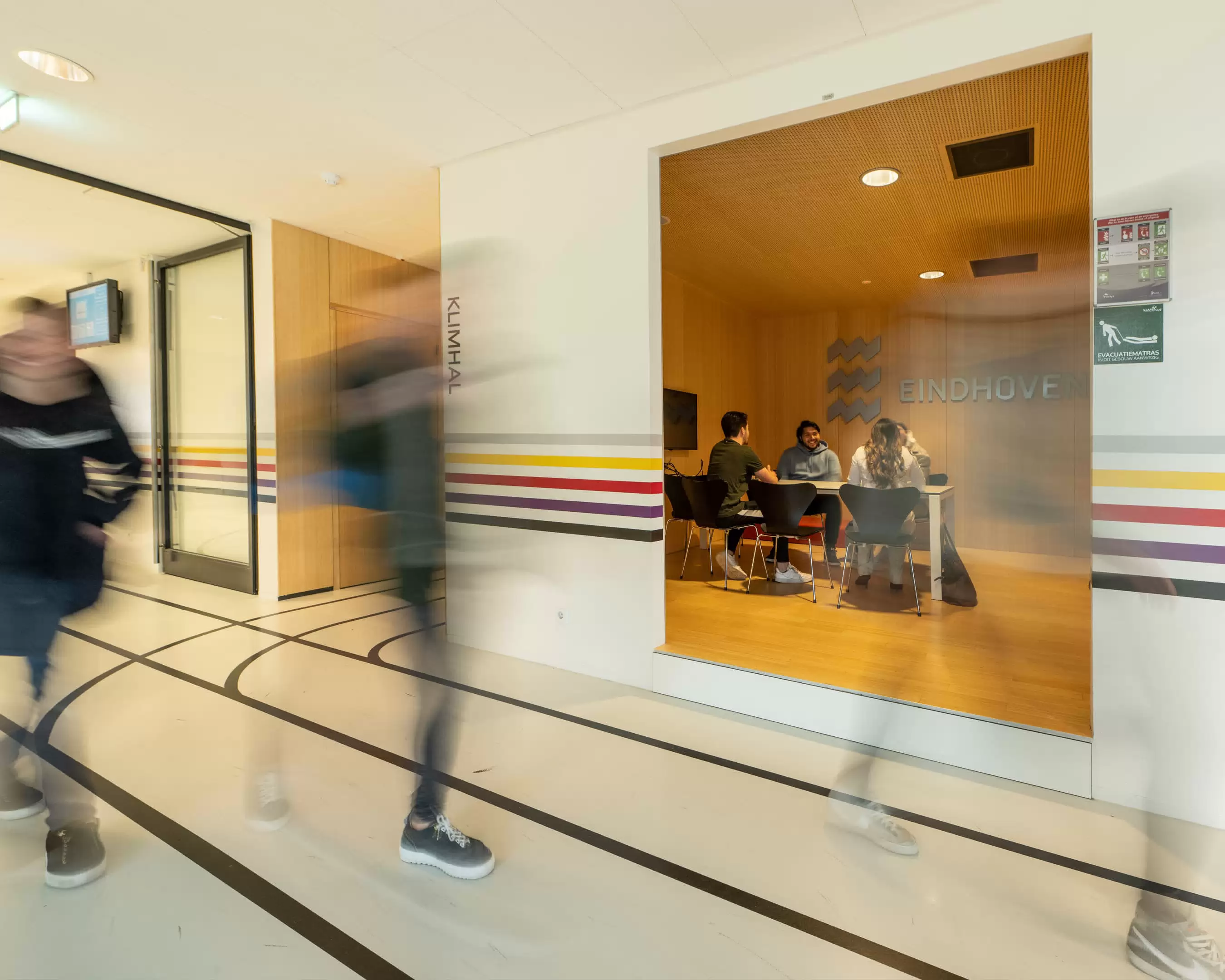 Studenten Leraar Lichamelijke Opvoeding werken samen