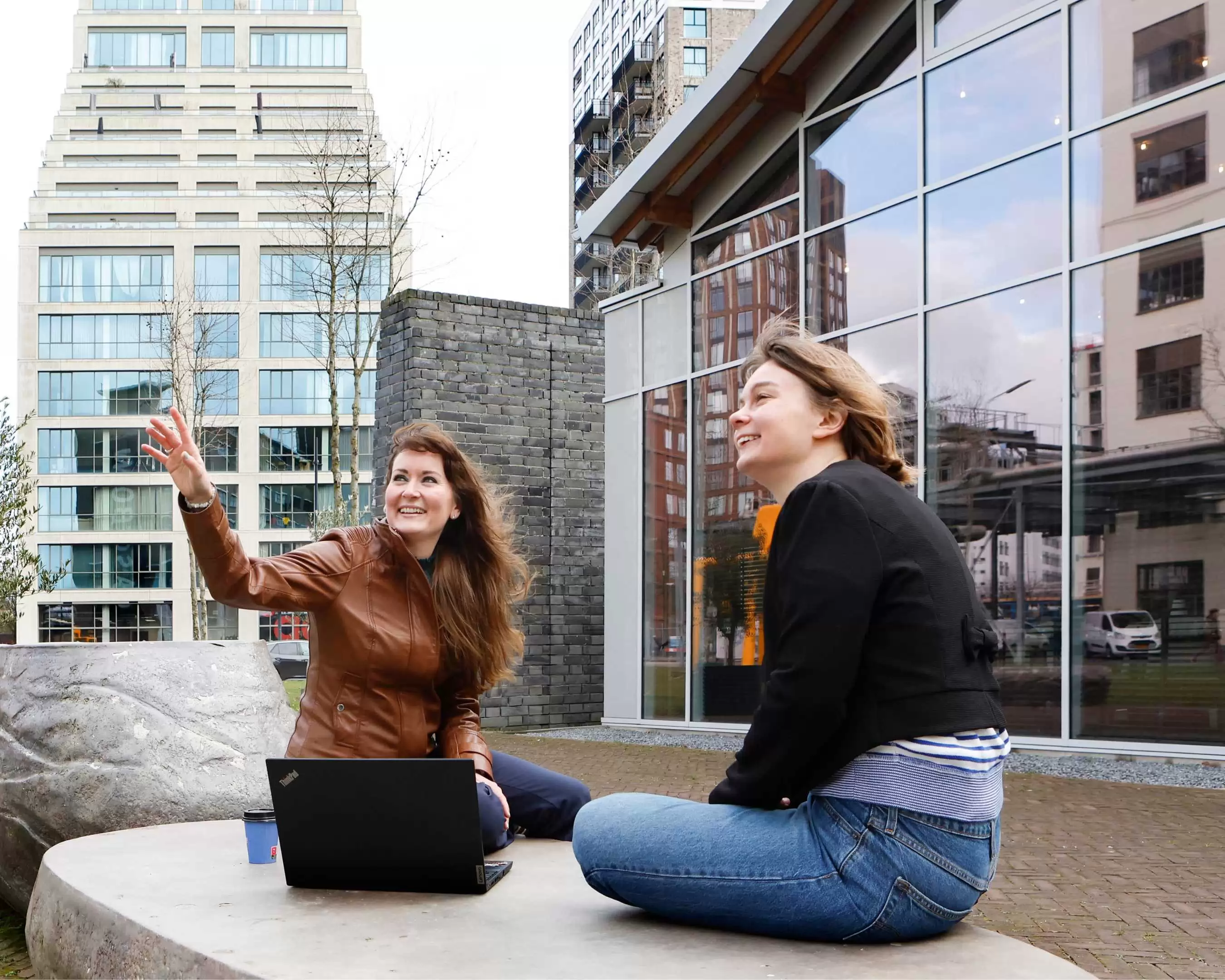 Twee professionals geanimeerd in gesprek