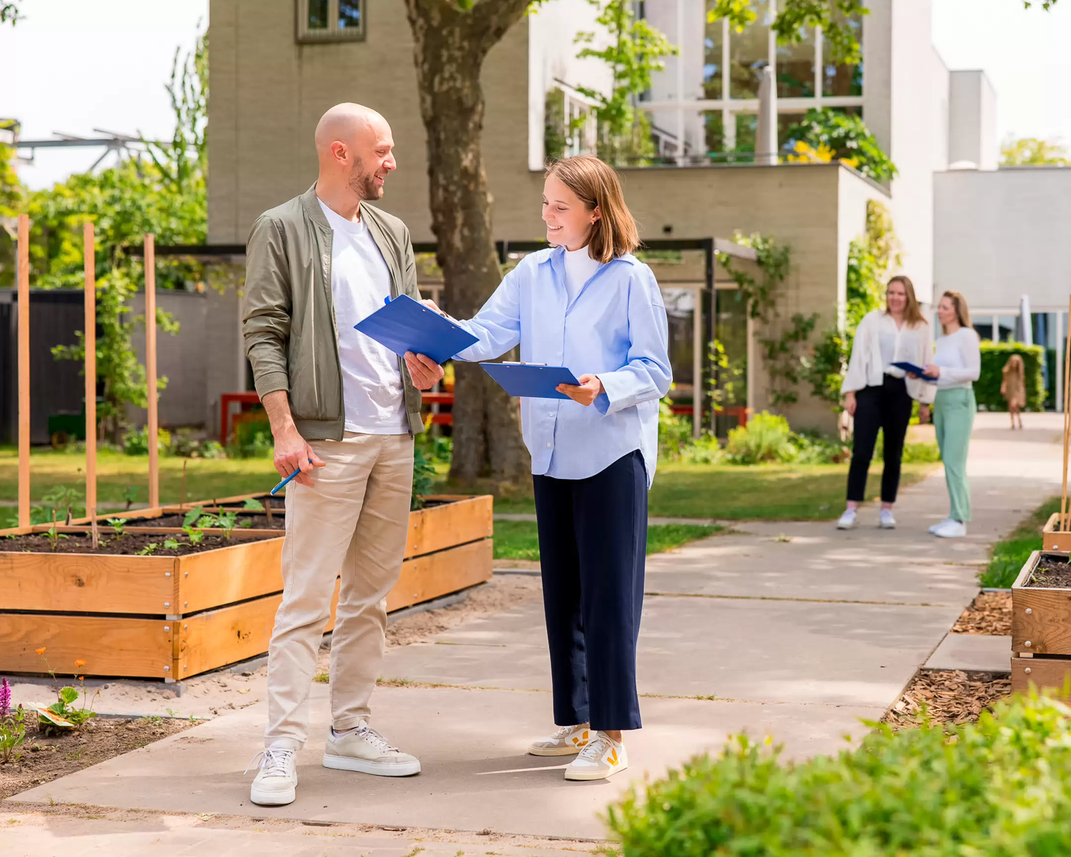 studenten van master gezonde samenleving overleggen tijdens fieldresearch