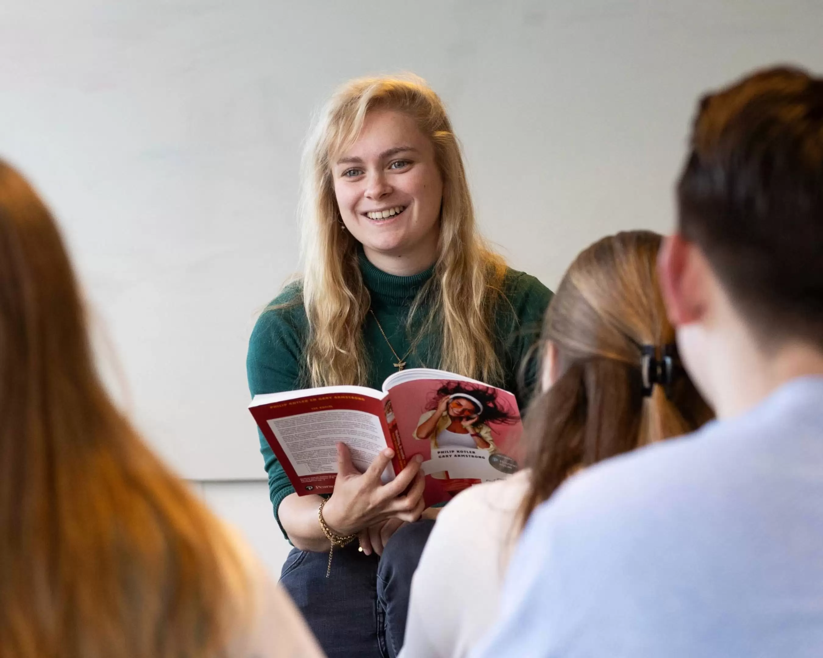 Docent aardrijkskundige legt iets uit aan studenten