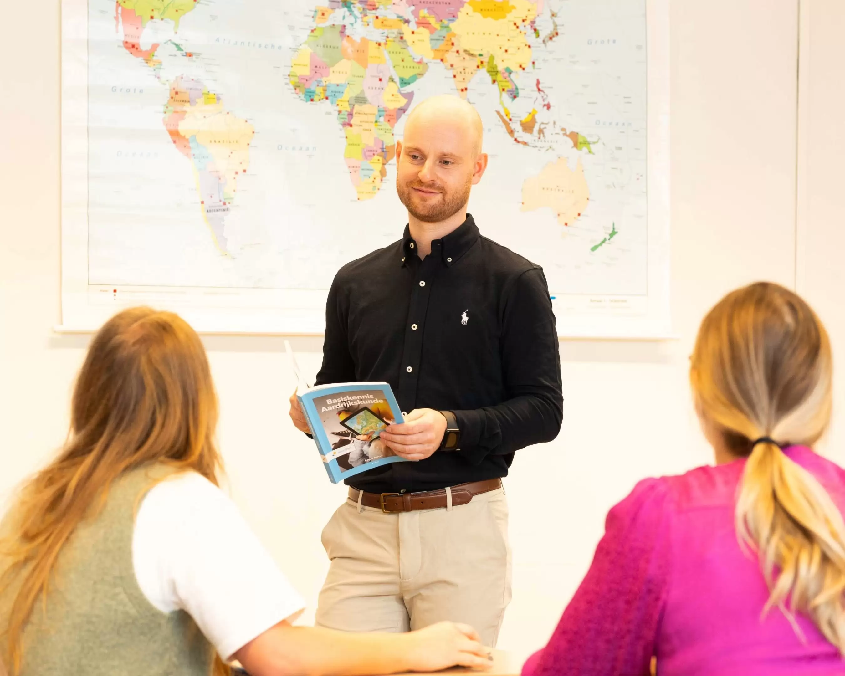 Een docent Aardrijskunde geeft les aan een klas