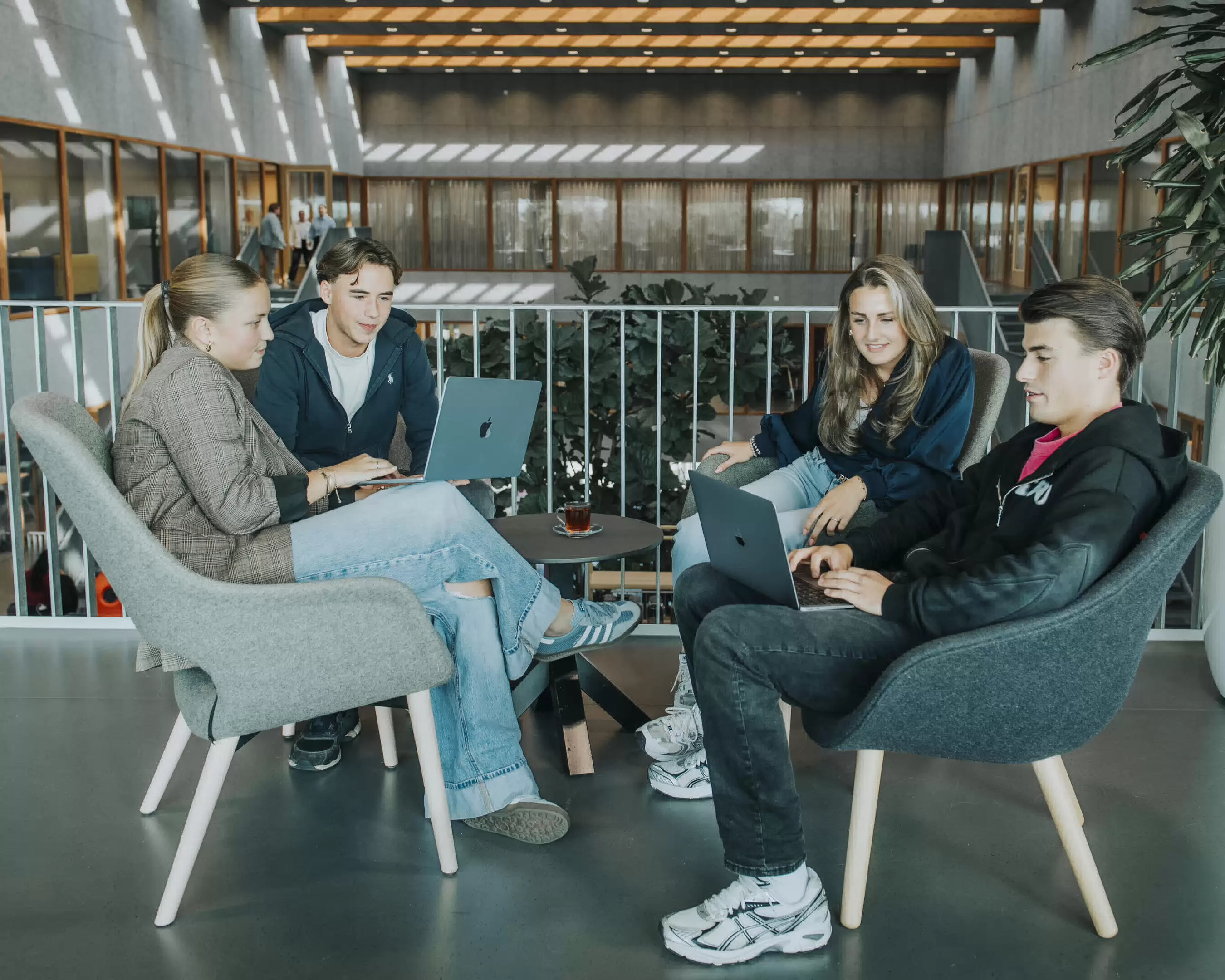 Fontys Commerciële Economie studenten in overleg