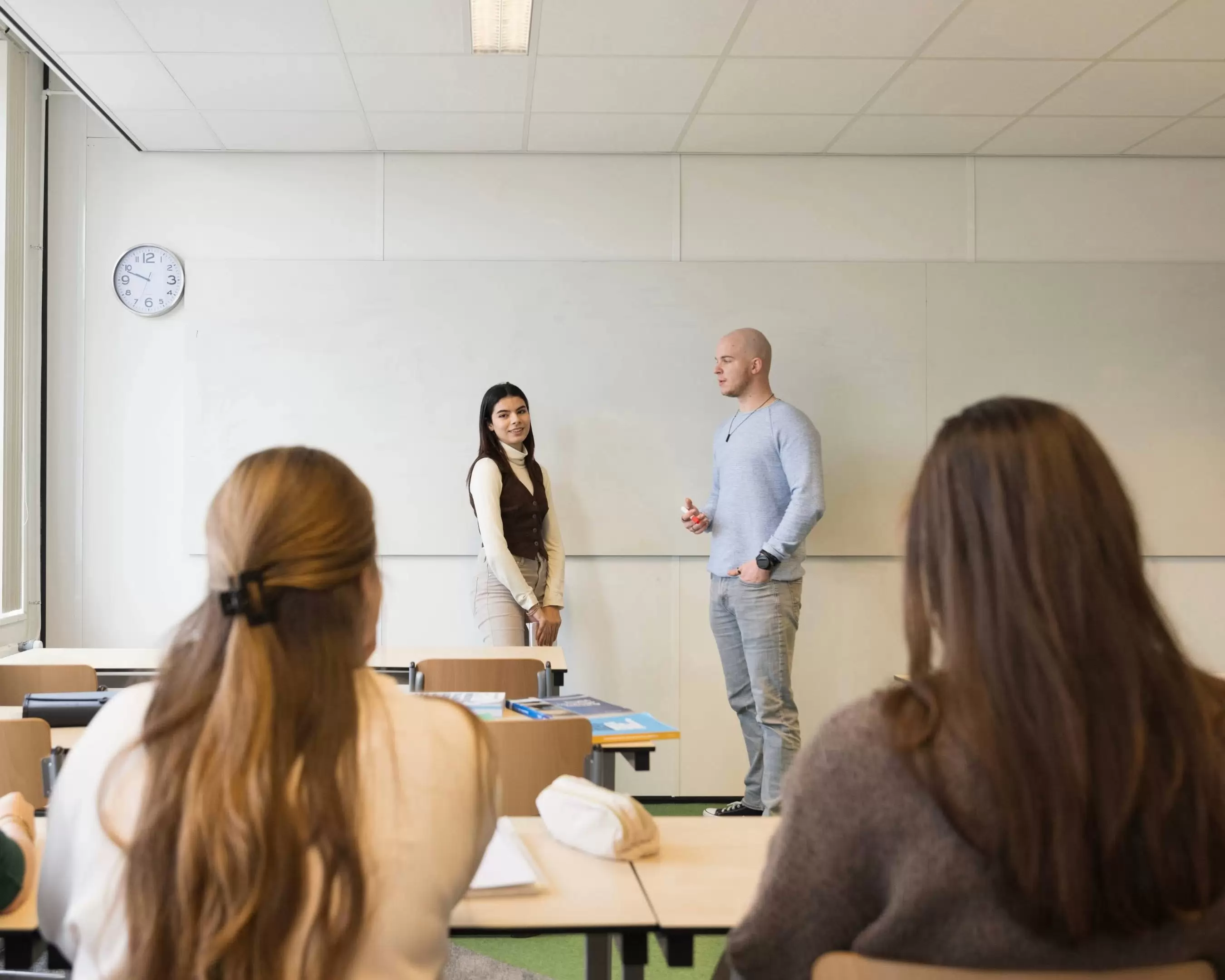 Student en docent voor de klas