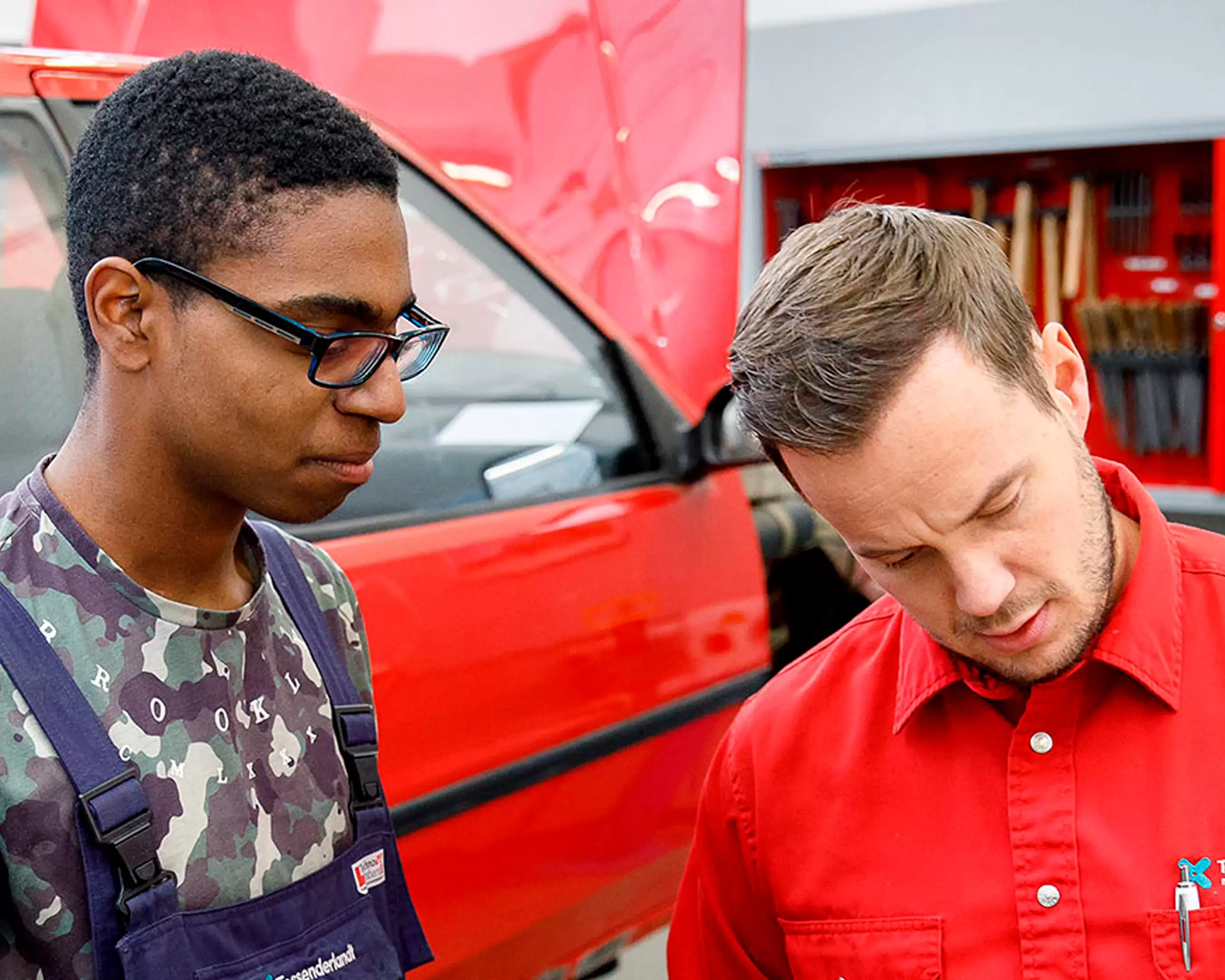 Onderwijsondersteuner beoordeelt werk student