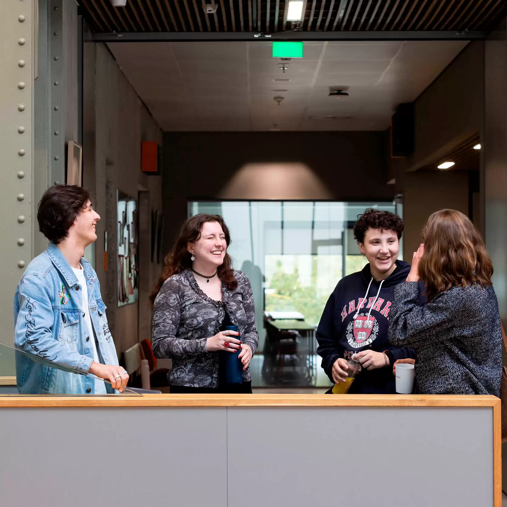 Twee studenten voor deur Theologie Utrecht