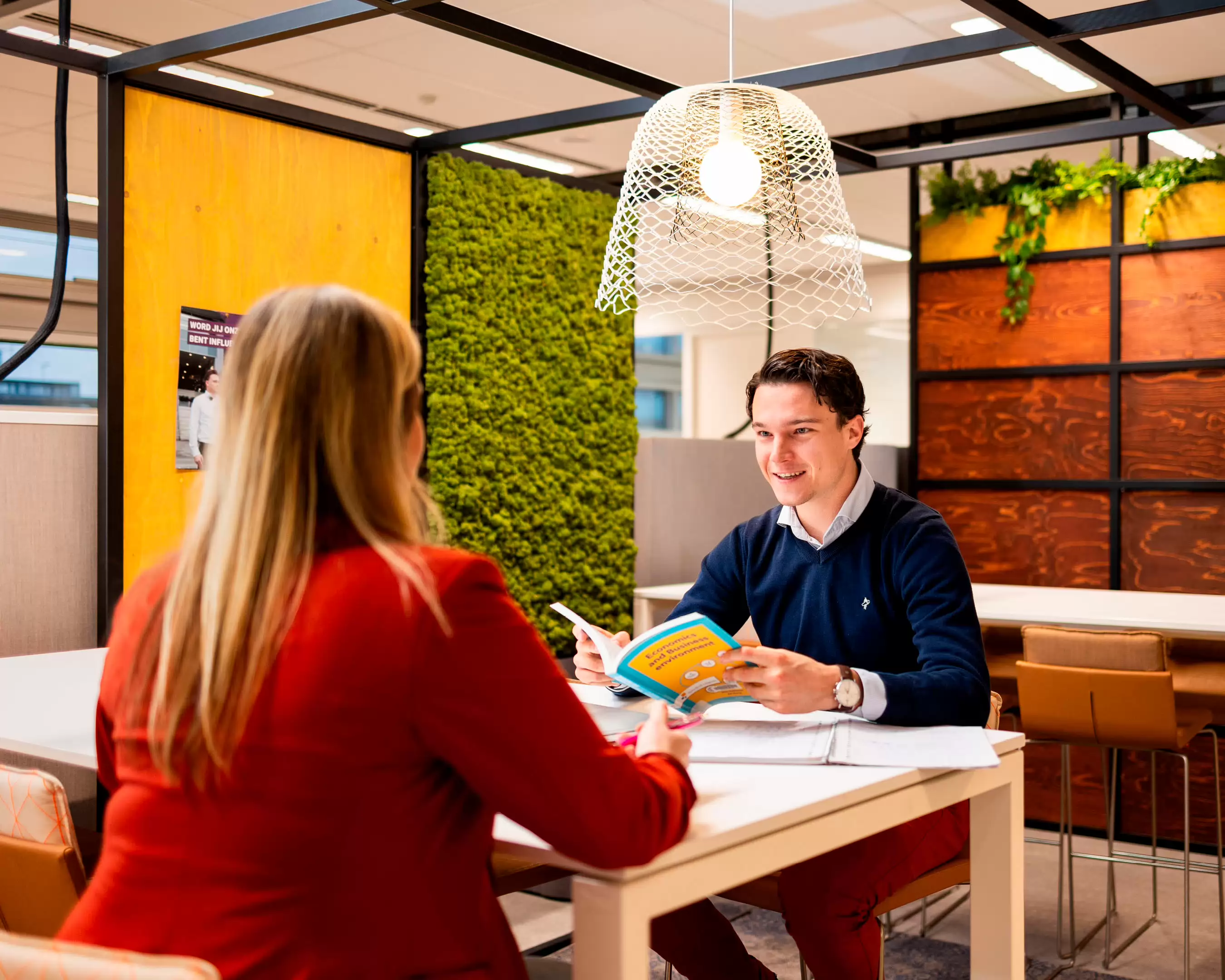 Deeltijd-studenten aan het studeren 