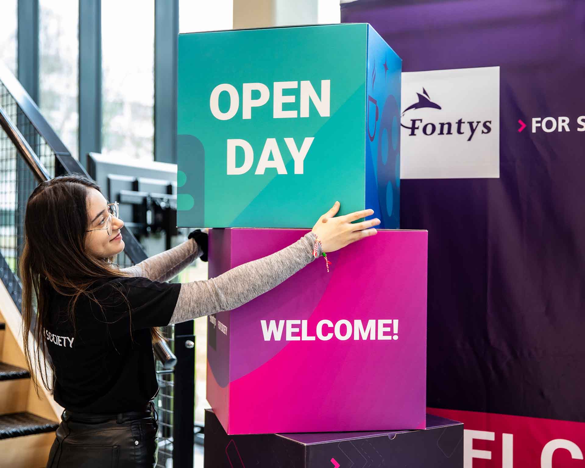 Student zet spullen klaar voor open dag Fontys ICT Tilburg
