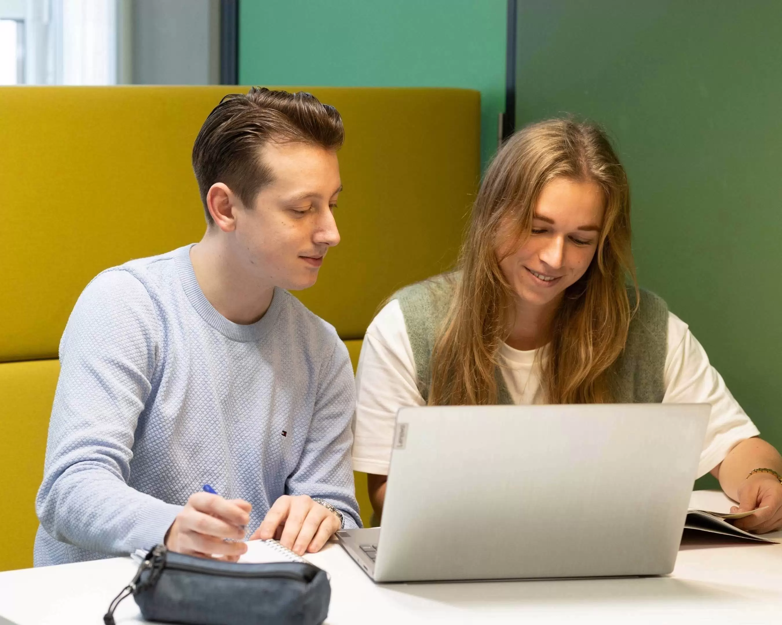 Studenten in overleg