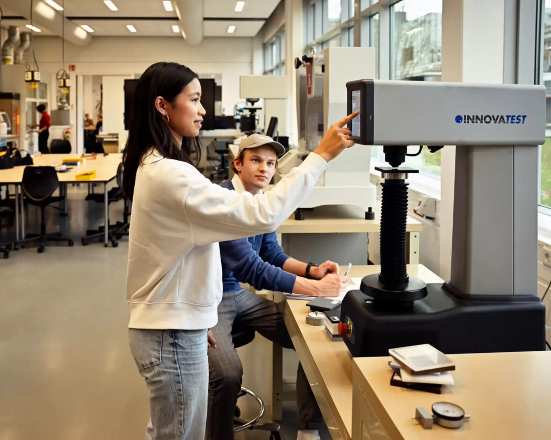Studenten Werktuigbouwkunde aan het werk in het lab