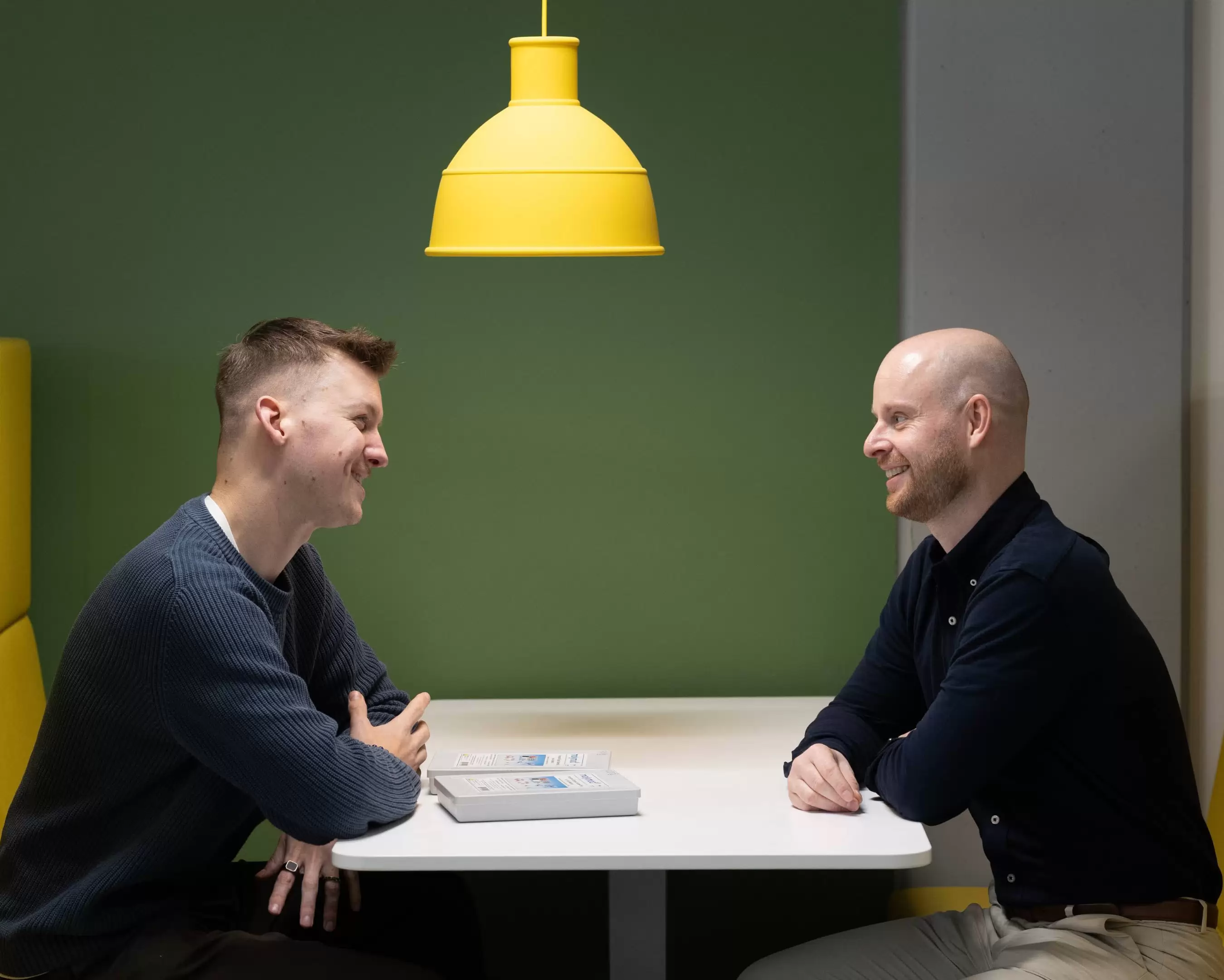 Een student en docent in gesprek