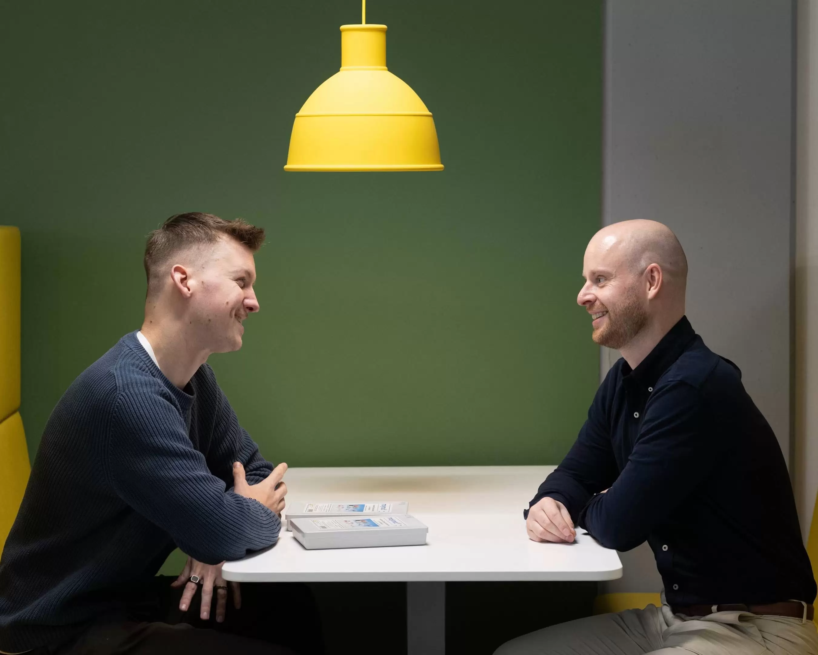 Docent en student in gesprek