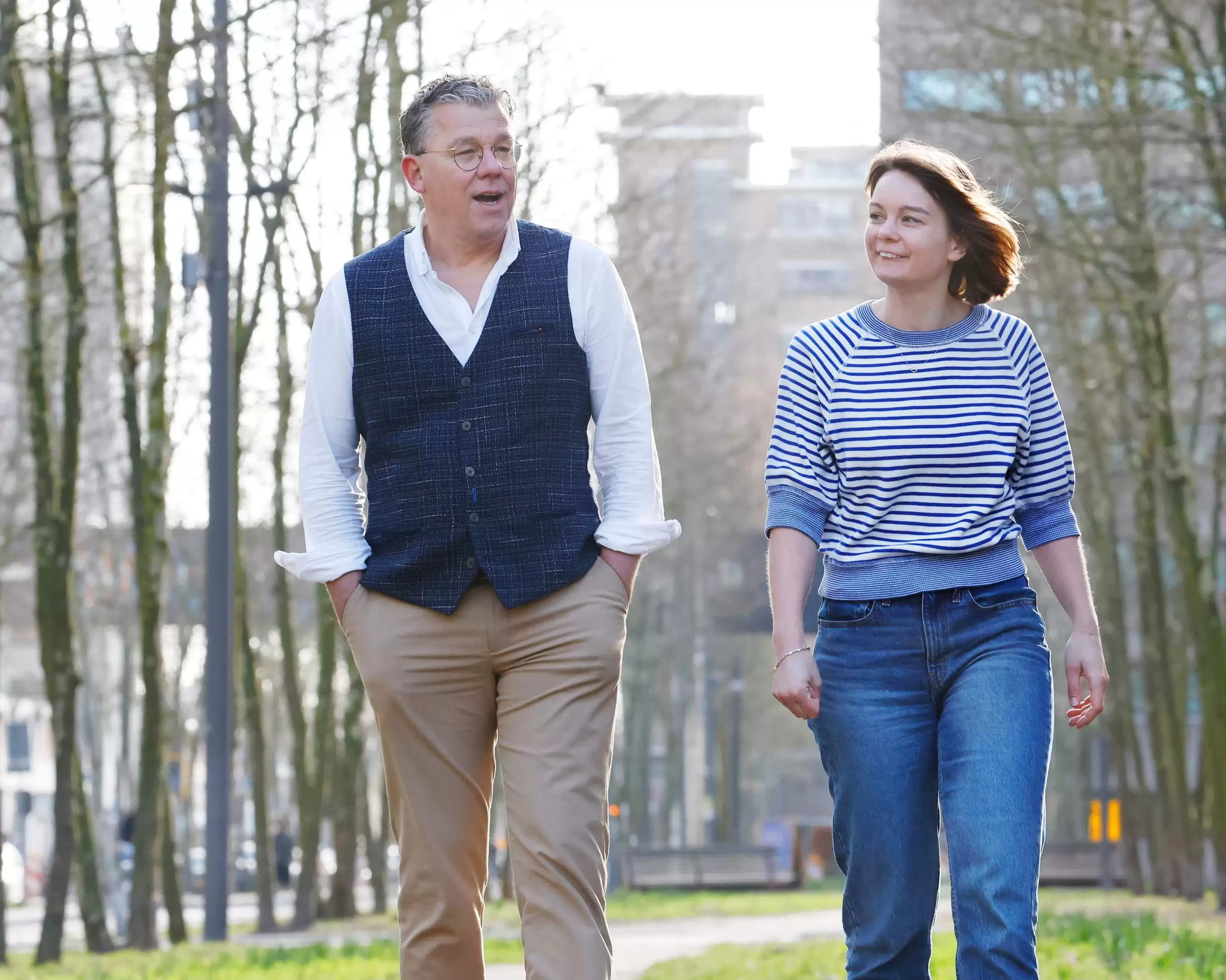 Professionals wandelen door het park 