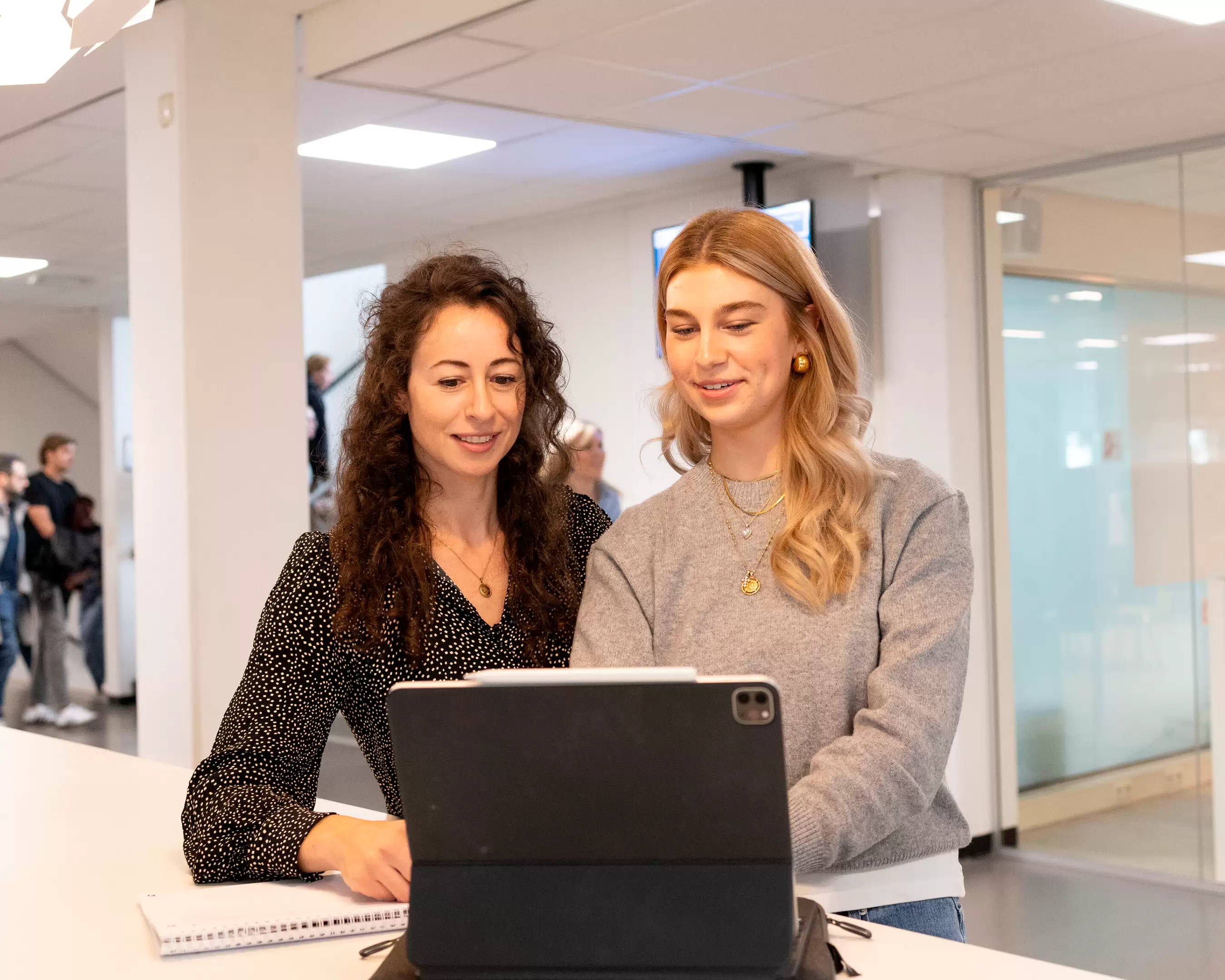 Studenten die samenwerken achter laptop