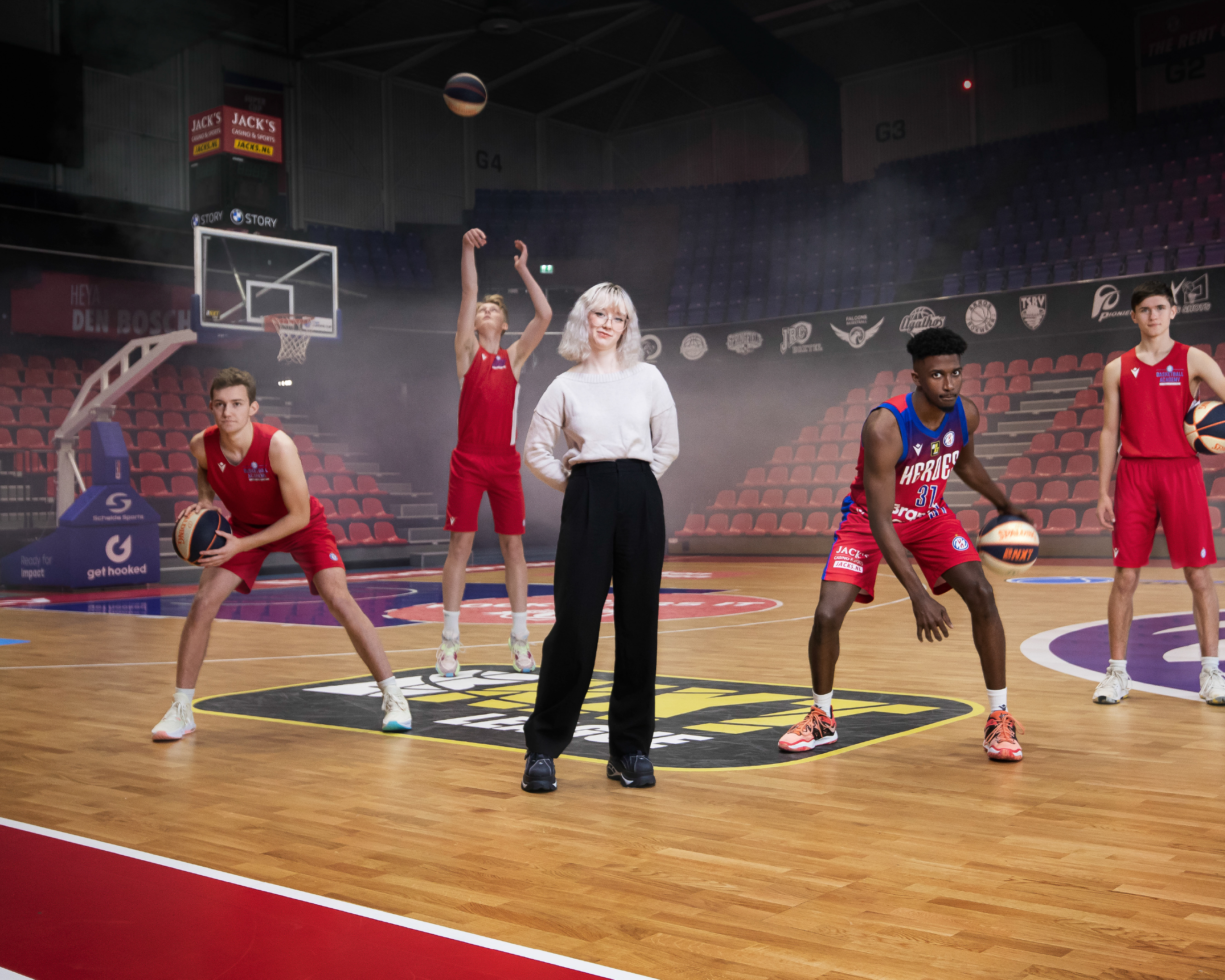 A student of International Communication Management at Fontys in Eindhoven in the middle of some basketball players.