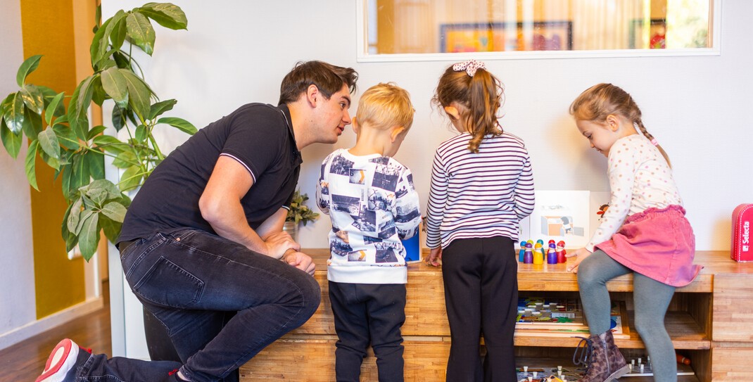 Docent geeft les aan jonge kinderen