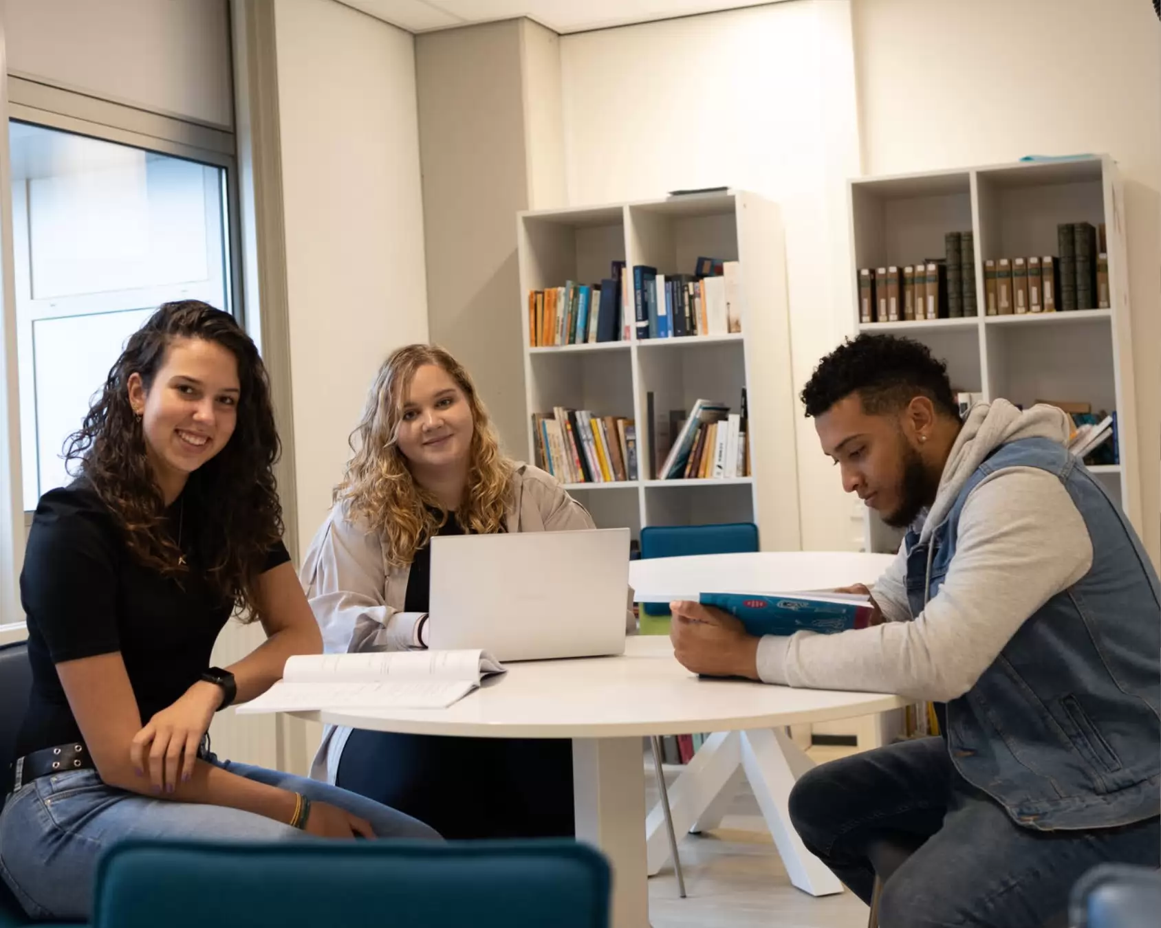 Masterstudenten werken samen aan een onderzoek
