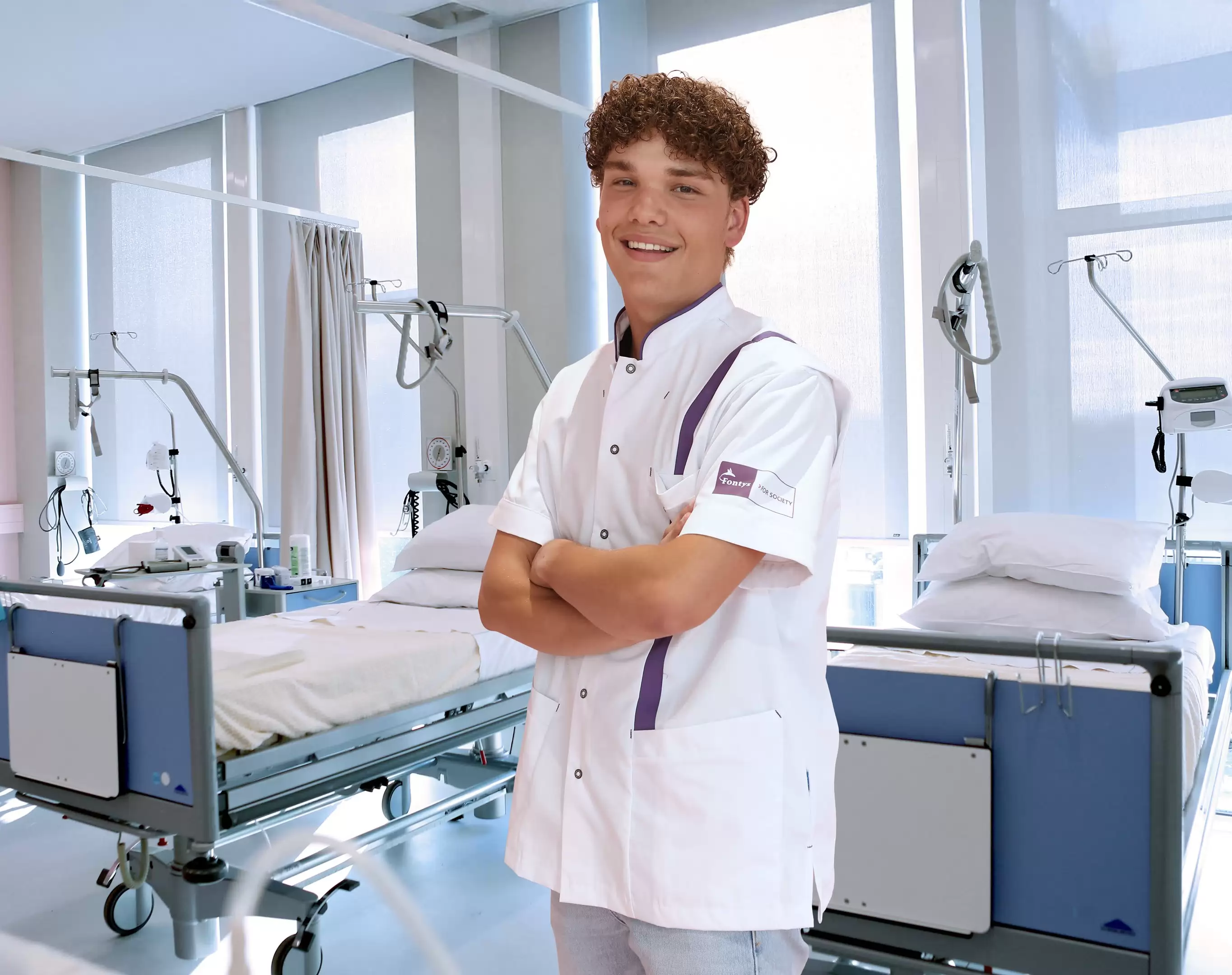 Docent van de opleiding Verpleegkunde legt in de klas wat uit.