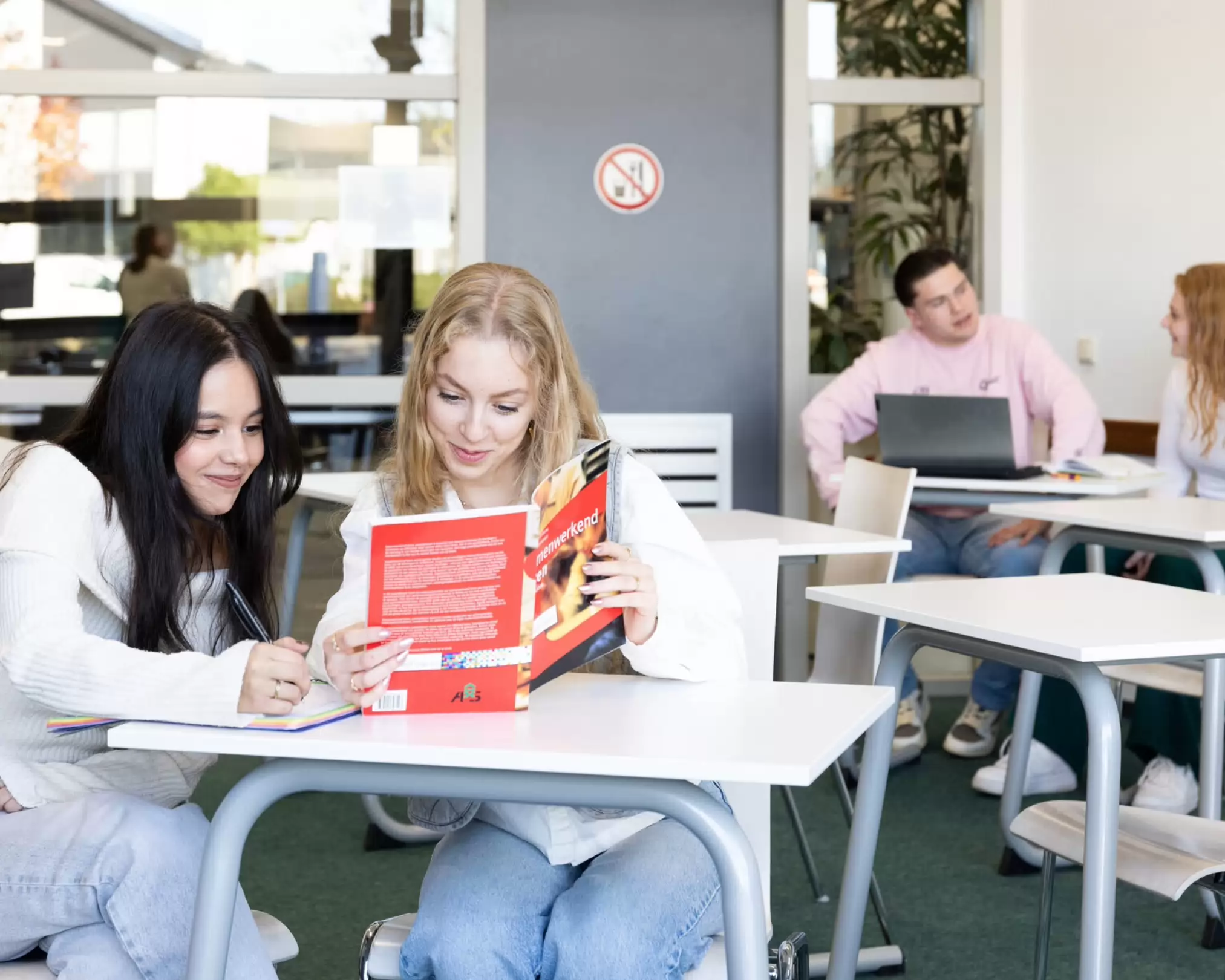 Bovenbouwleerlingen aan de slag in de klas