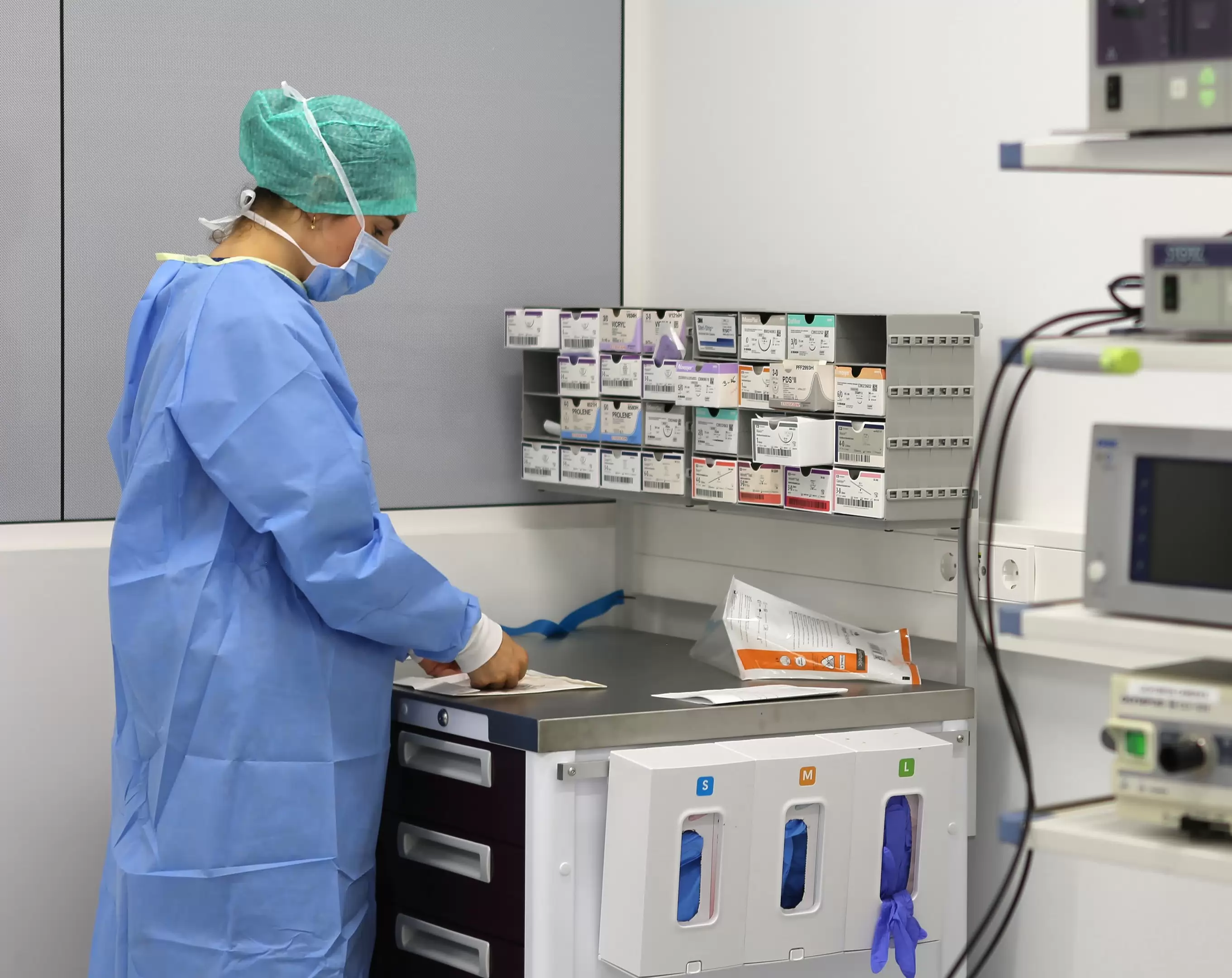 Student van Perioperatieve Verpleegkunde is aan het oefenen