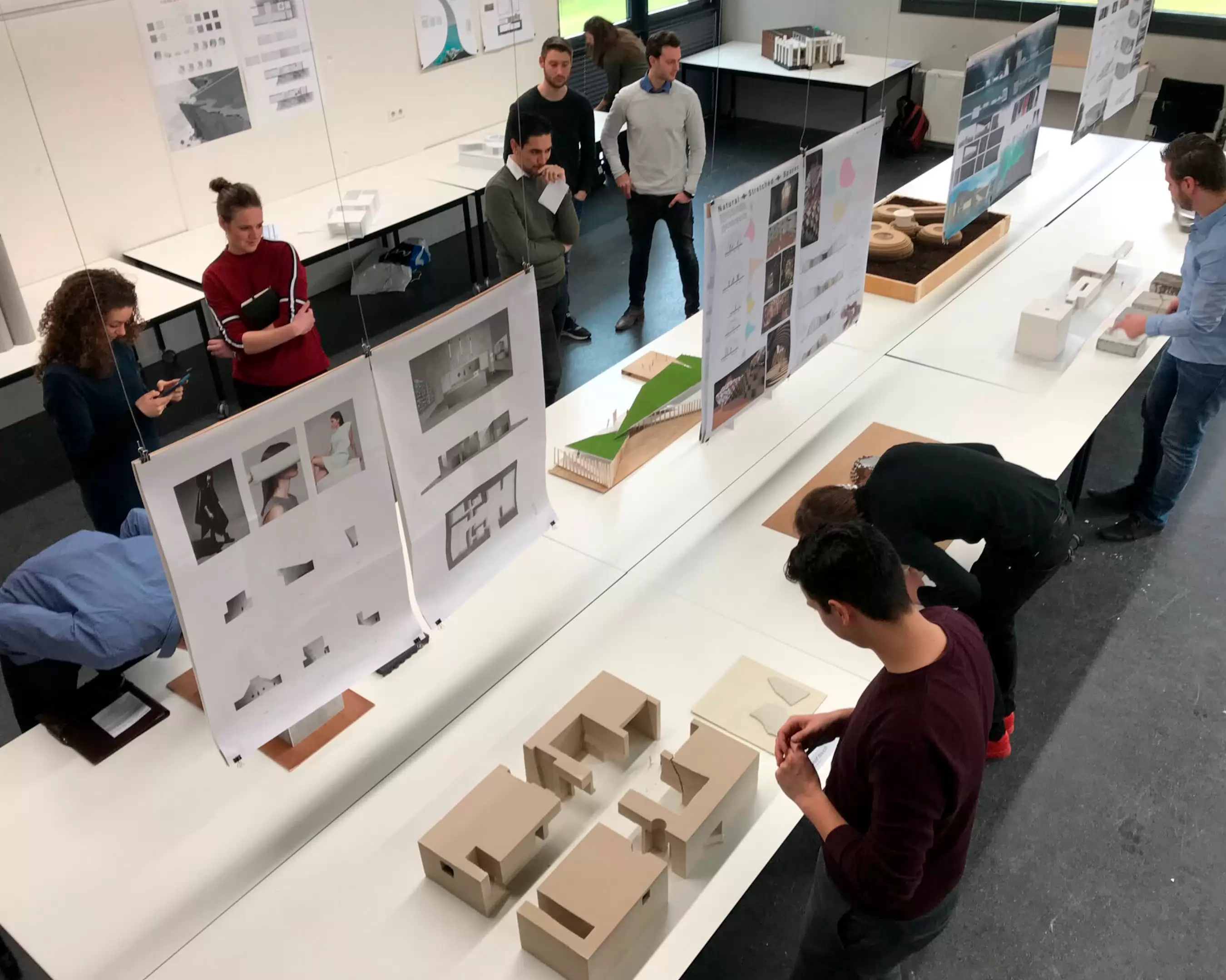 Students of the Master Architecture are looking at each other's scale models
