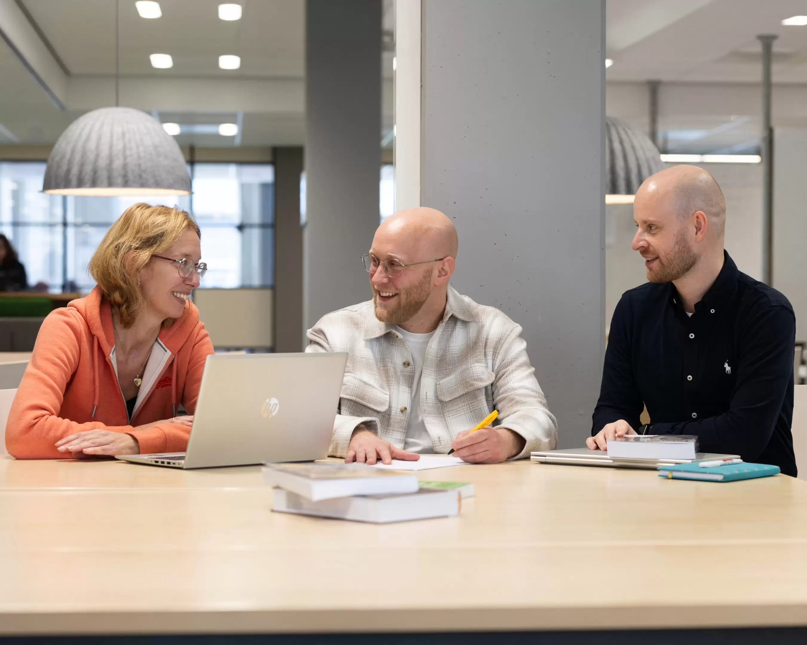 Docenten in gesprek met elkaar