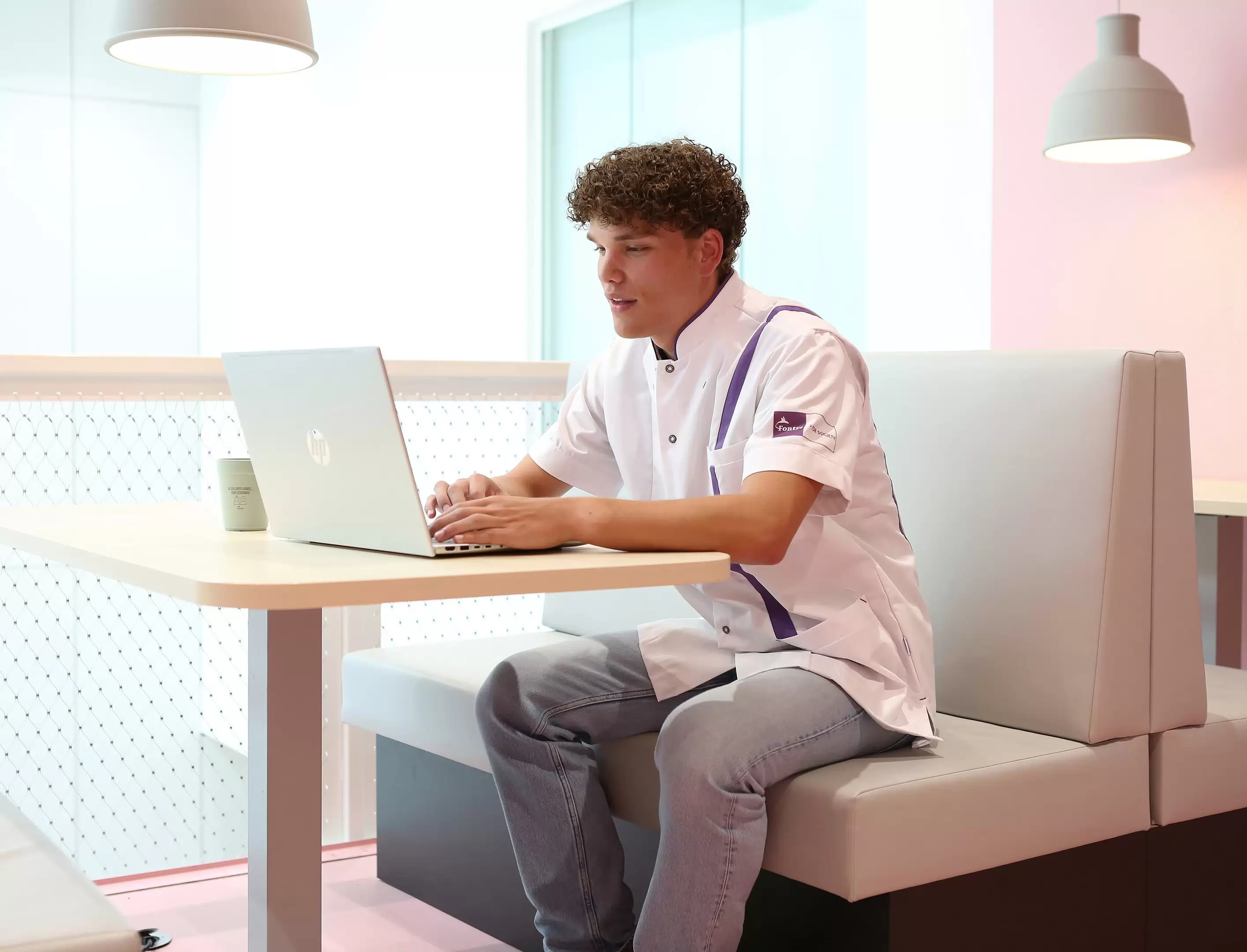 Verpleegkunde studenten zijn verpleegkundige handelingen aan het oefenen 