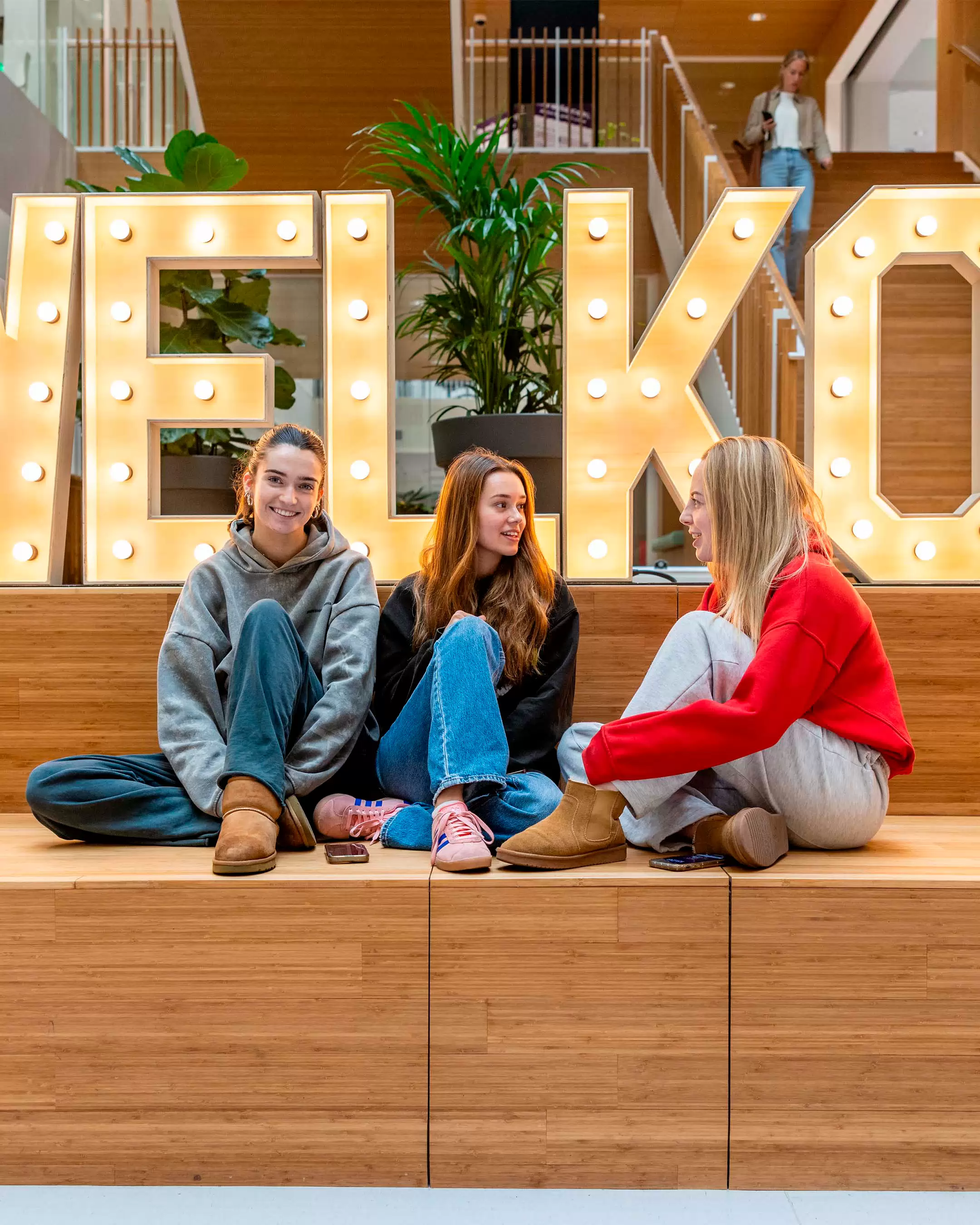 Drie studenten in gesprek