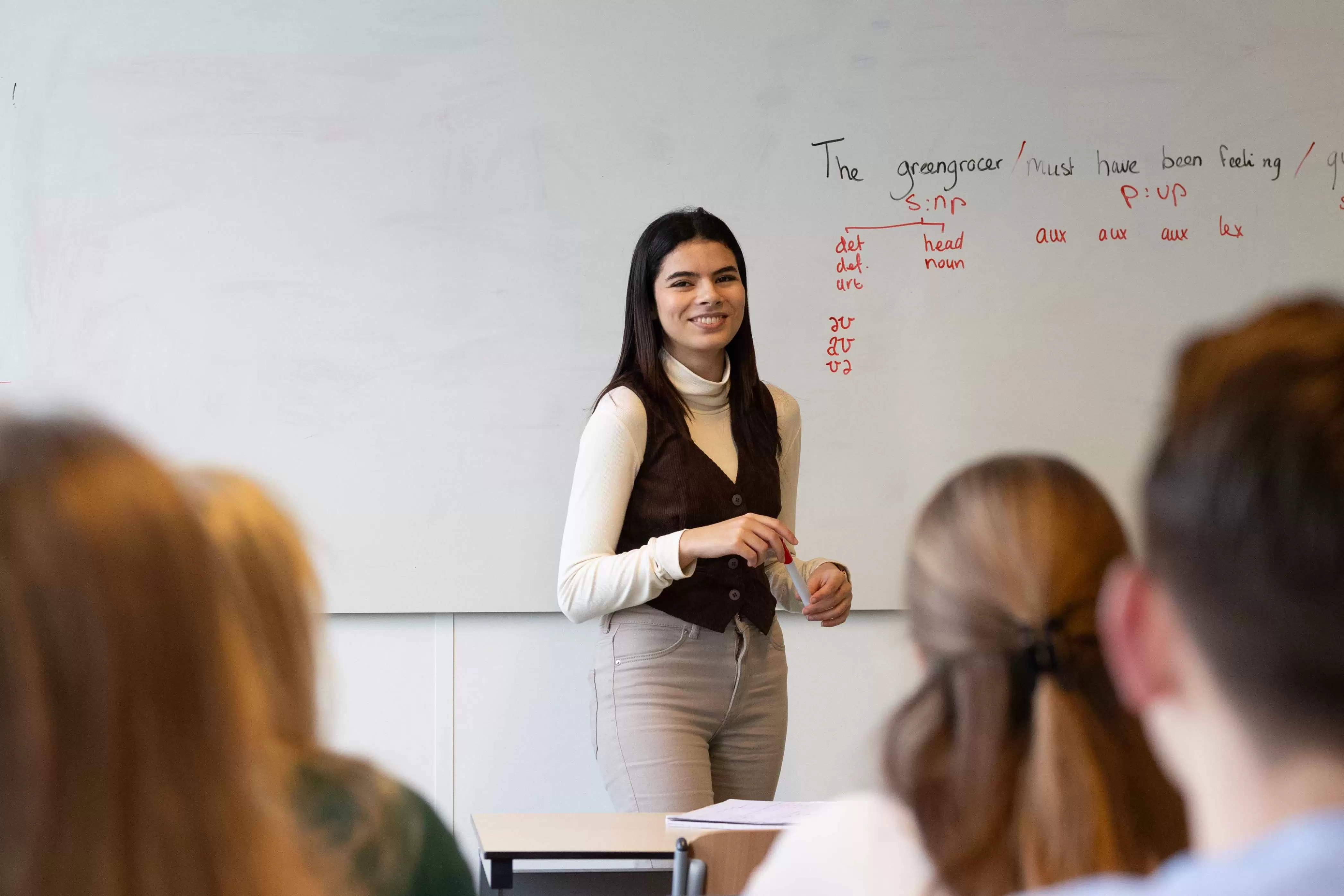 Leerling geeft les in een klas