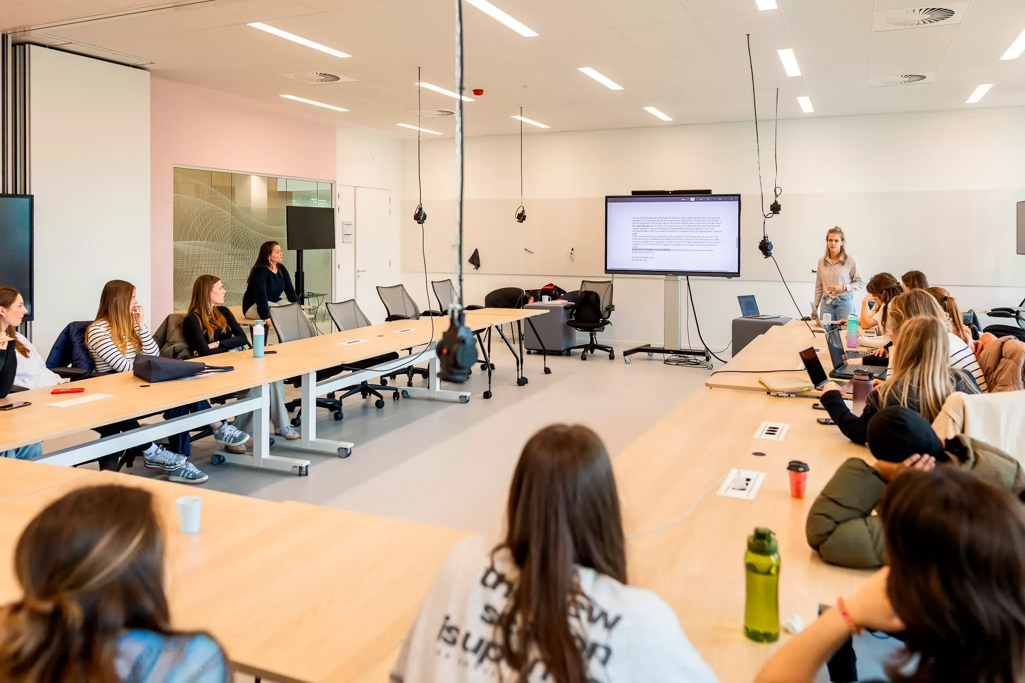 studenten van de associate degree sociaal werk krijgen les in een lokaal