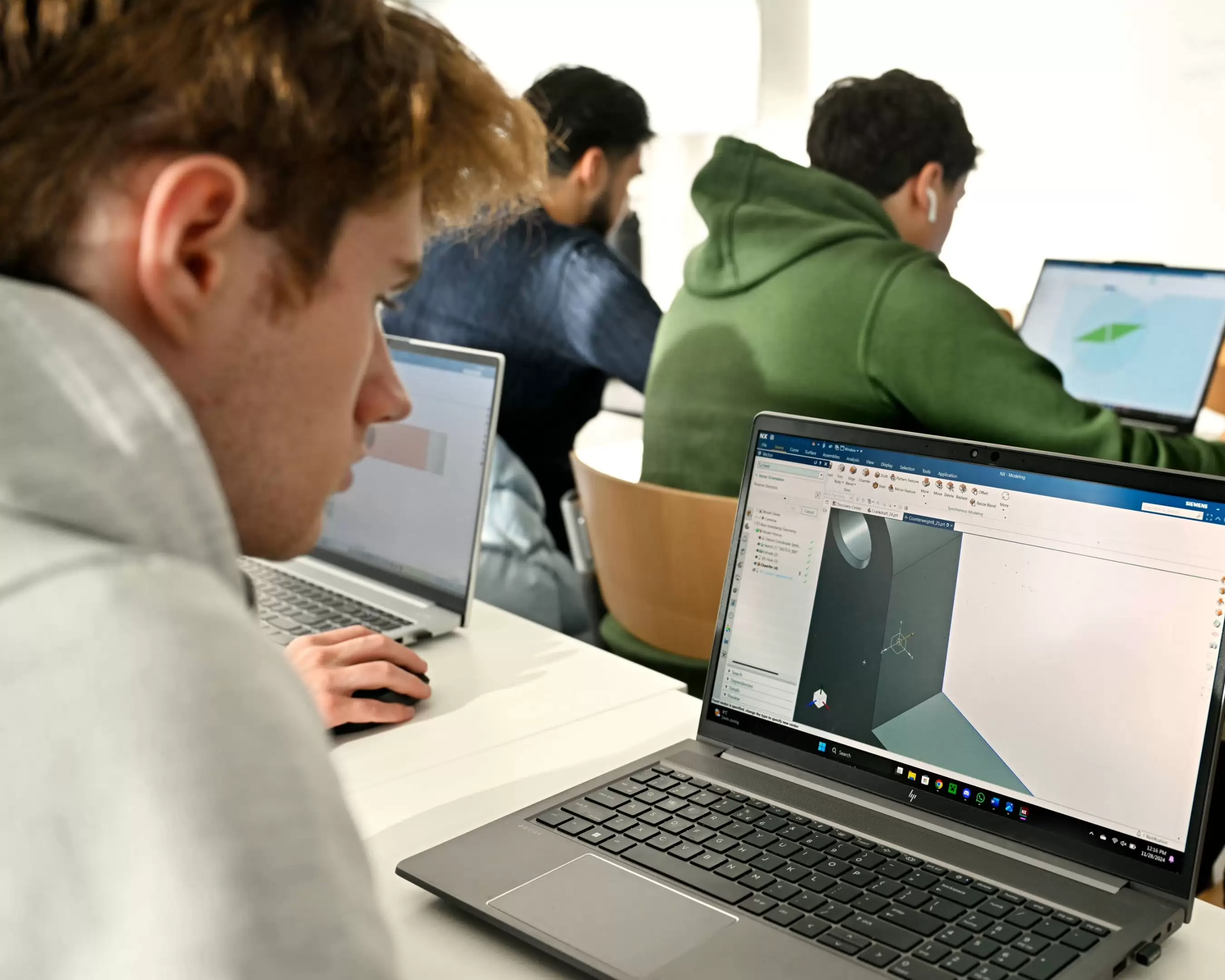 Studenten werken samen aan een opdracht