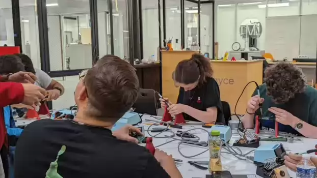 Students working on projects in Makersplayce