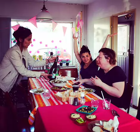 Vitoria Andrade, Nikita Maheshwary tijdens hun gemeenschapsproject 'Het Verhalenhuis' met bewoner in Woensel West, Eindhoven, mei 2018. In samenwerking met Tante Netty.