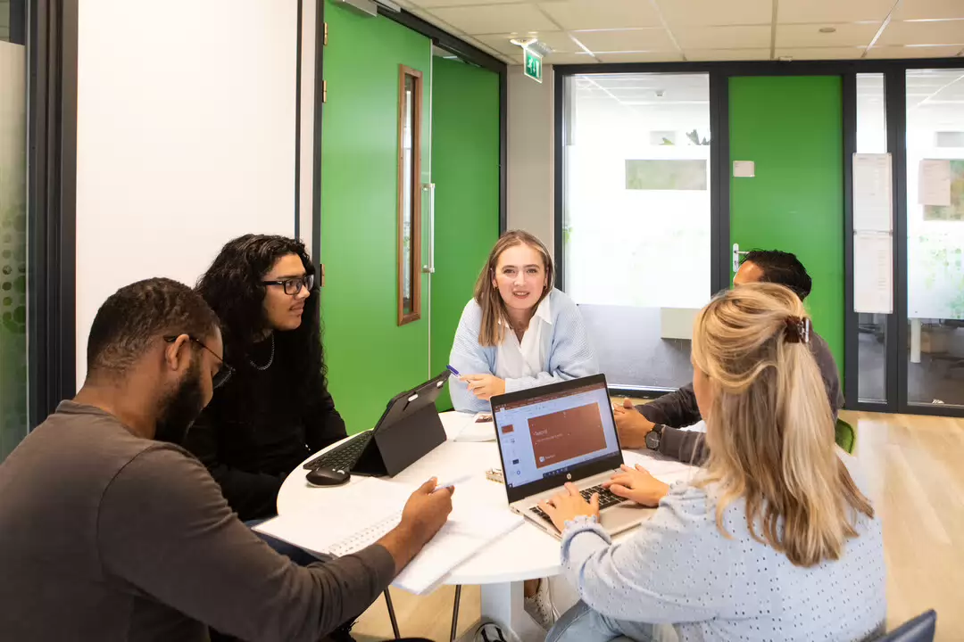 Professionals werken met elkaar samen