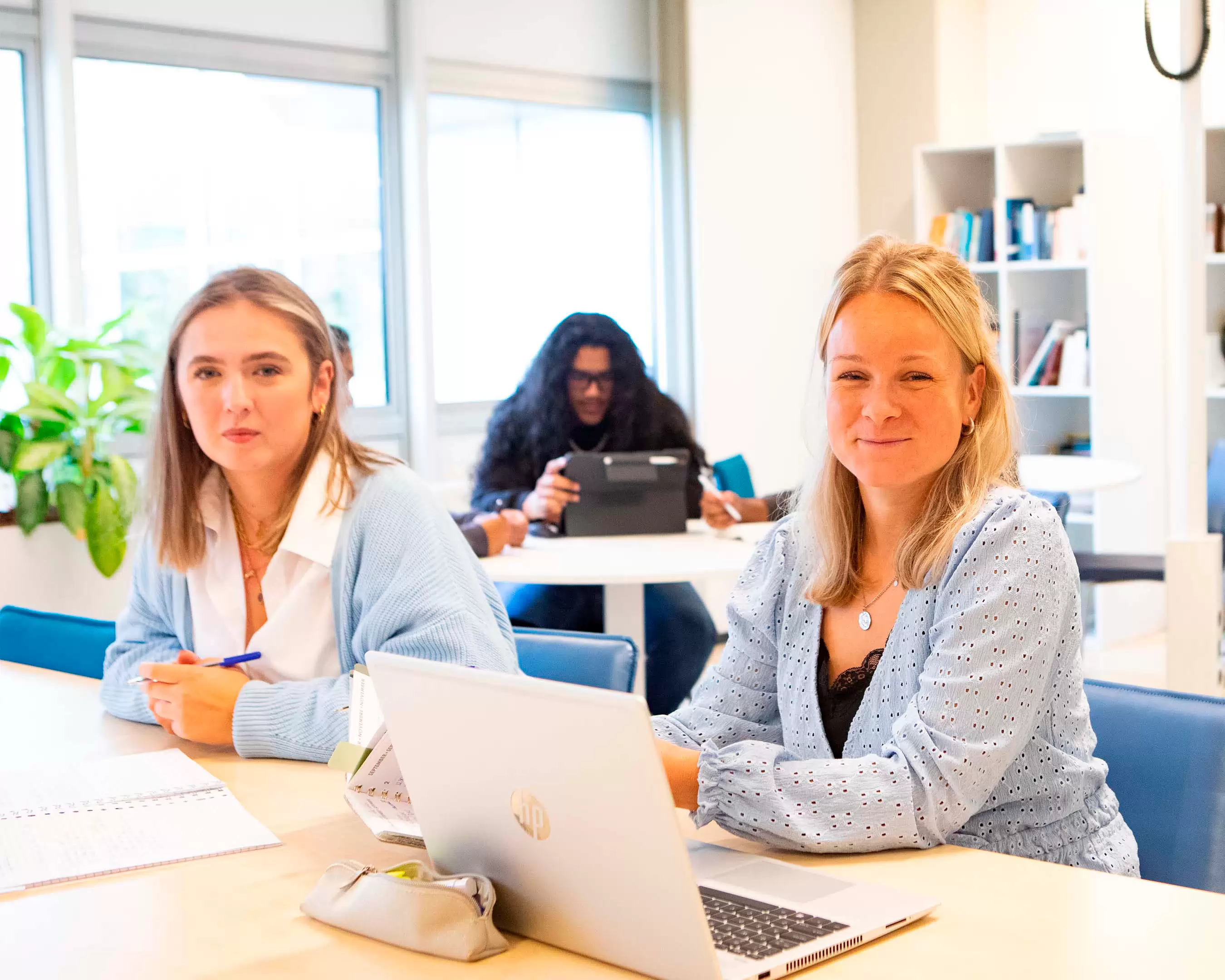 Studenten achter de laptop
