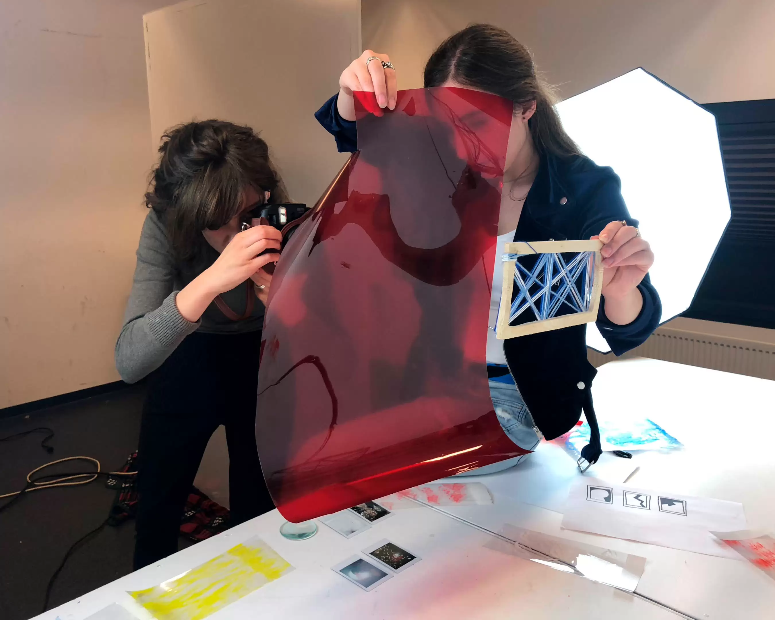Studenten aan het werk in de fotostudio
