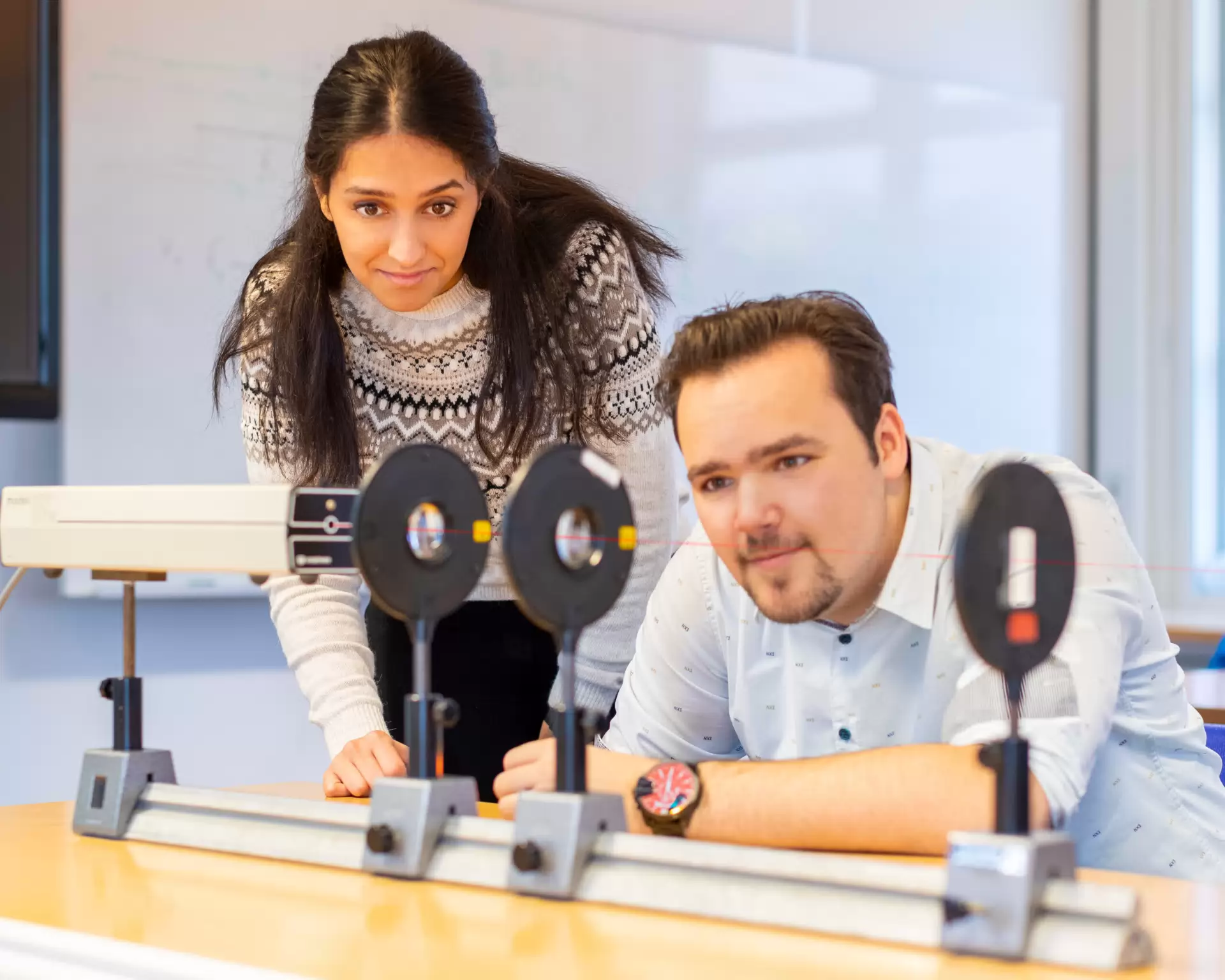 Studenten aan de slag in de klas met techniek