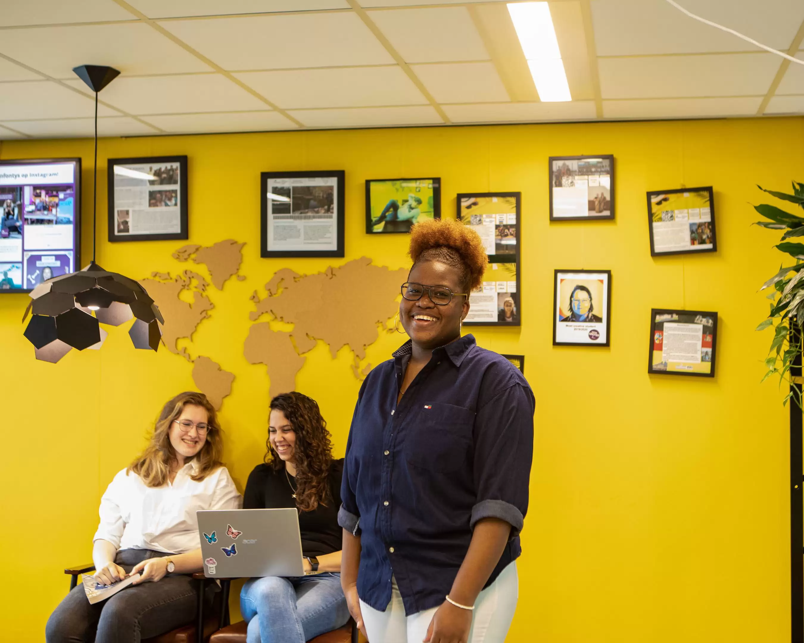 De studenten van de leraar Duits werken samen