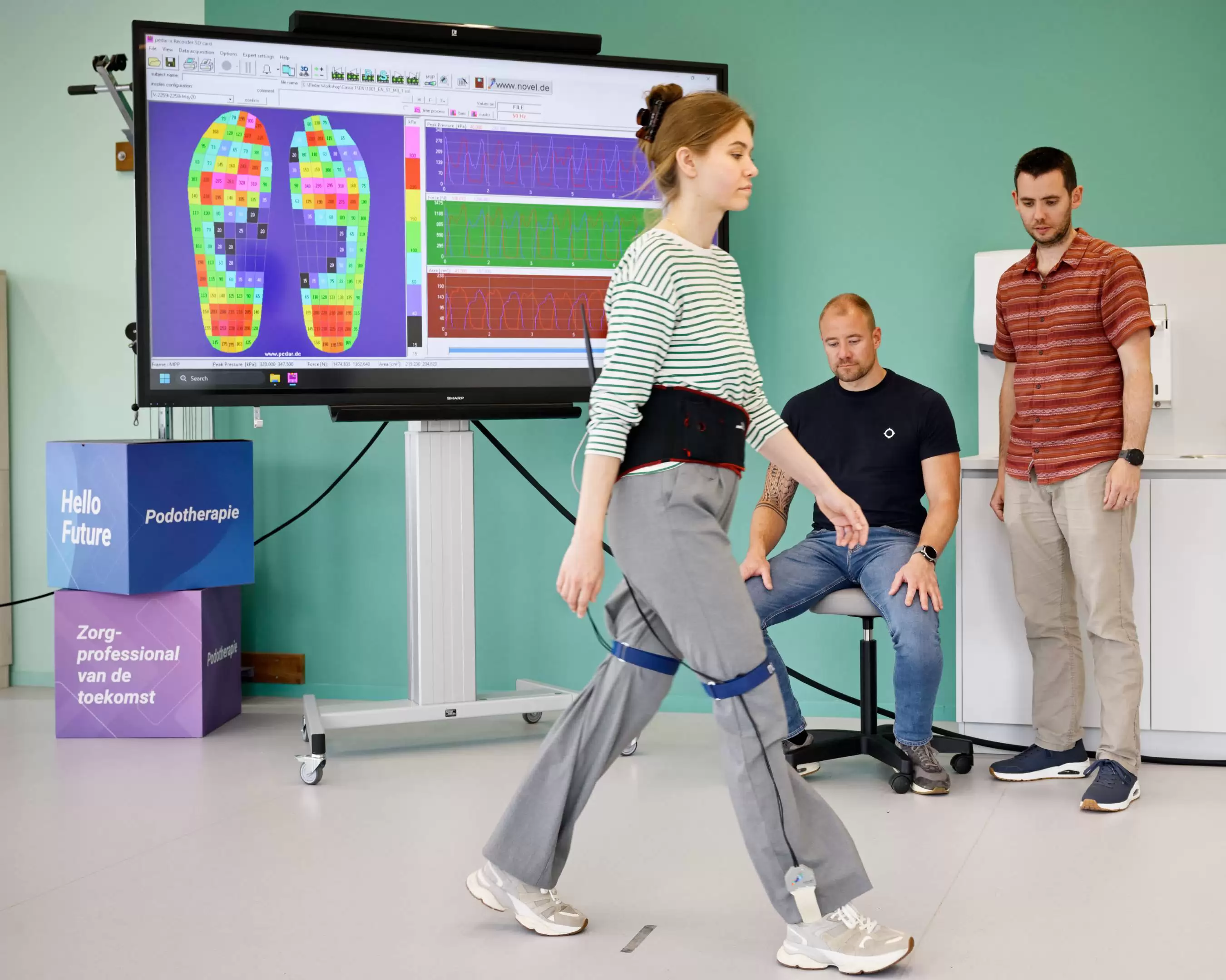 Student podotherapie aan het werk in de behandelkamer