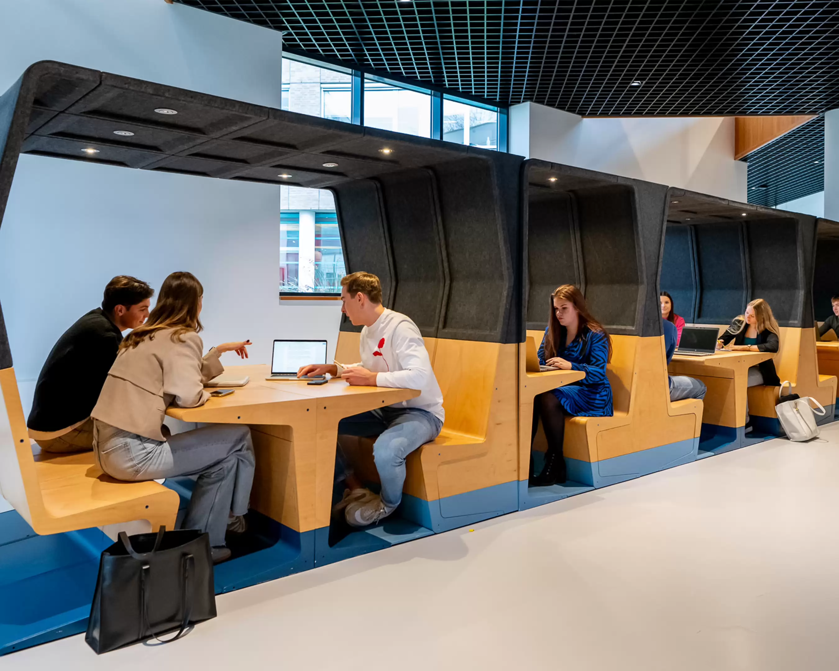 Fontys Finance & Control studenten aan het werk