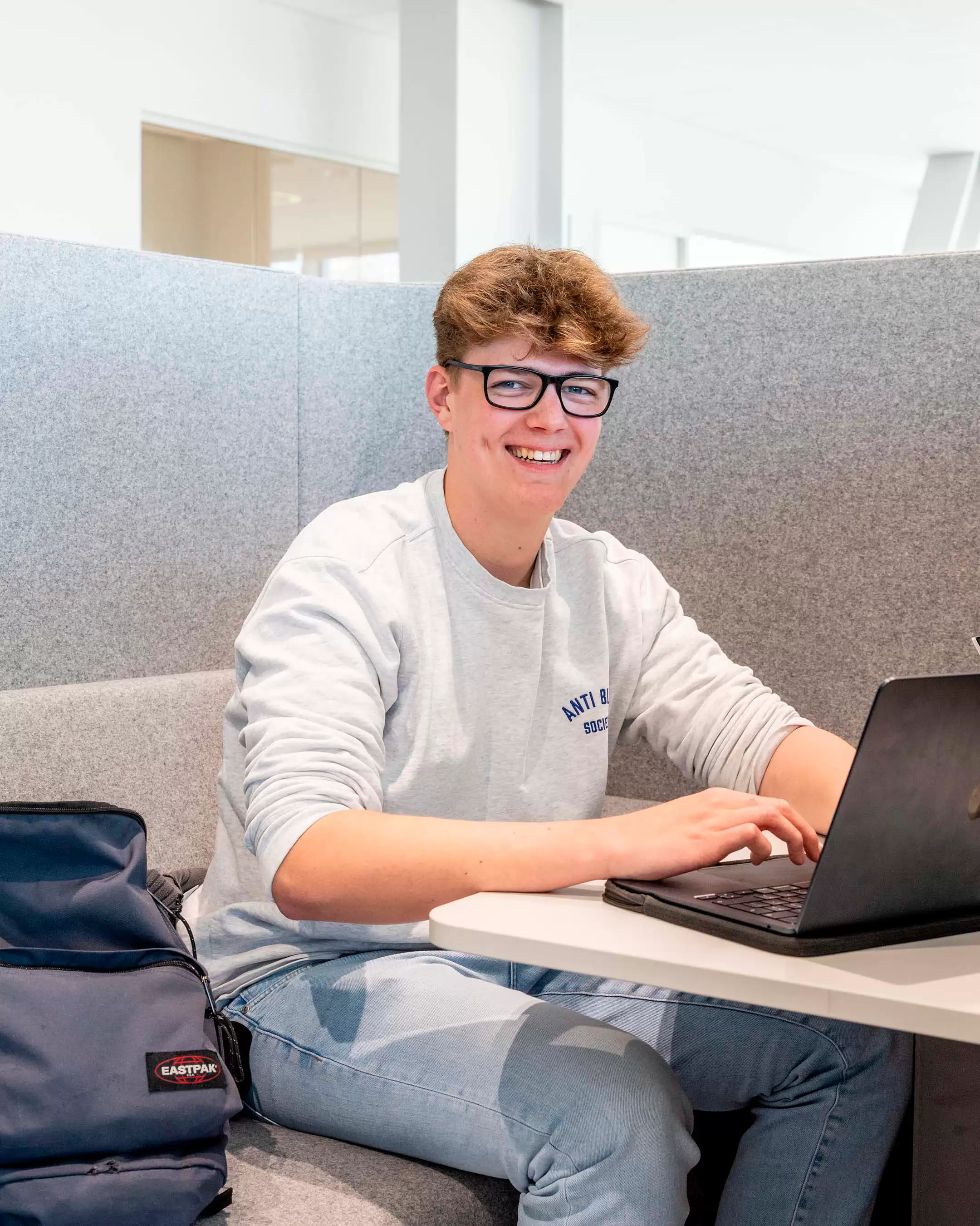 jongen achter laptop