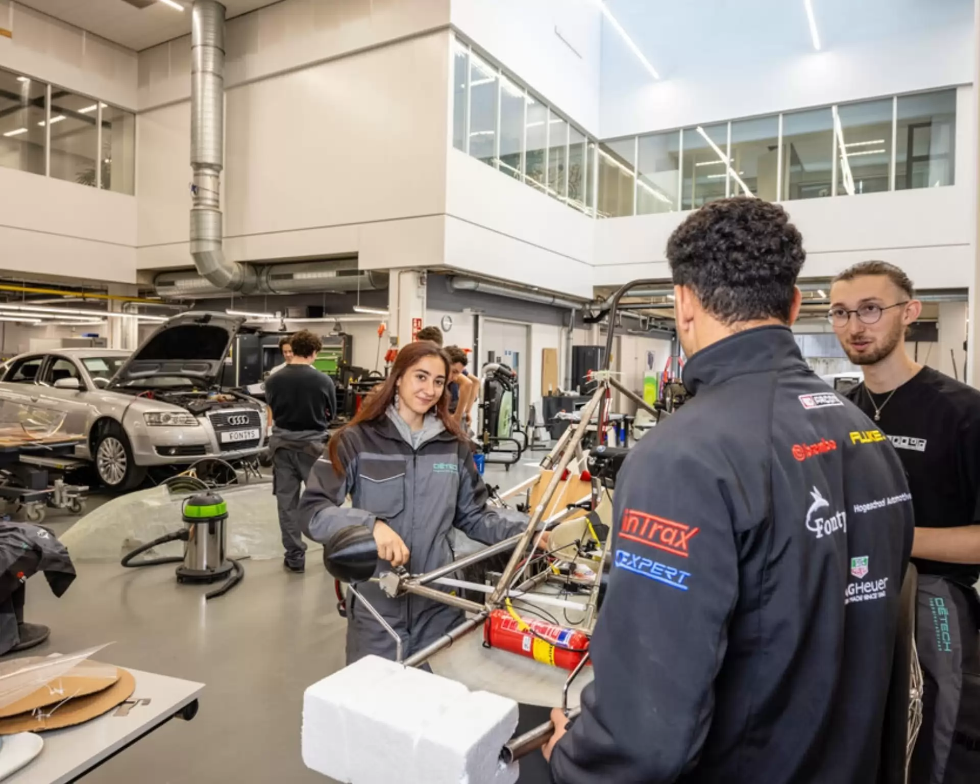 Studenten Automotive aan het werk in het werkplaats