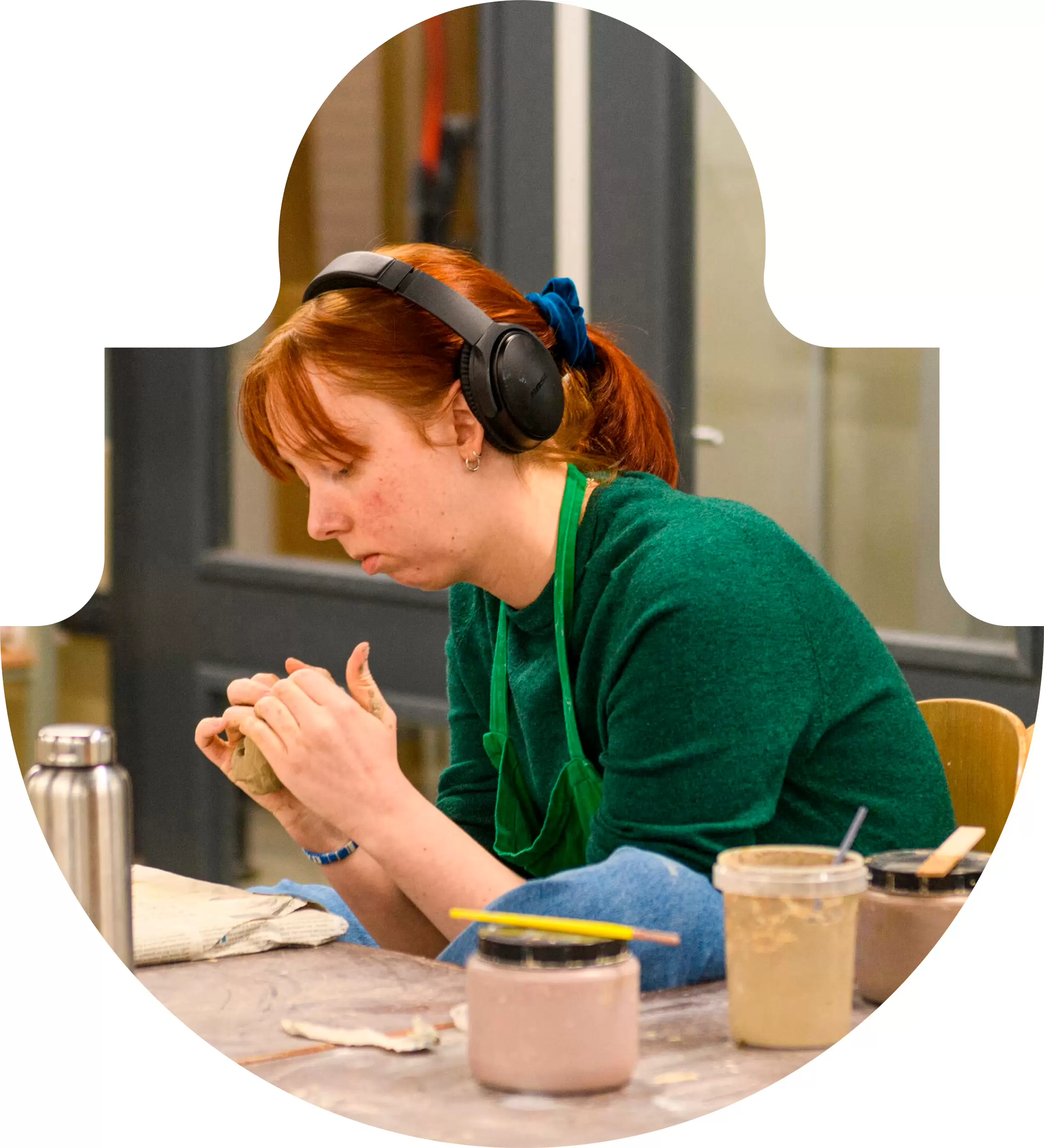 foto van student in keramiekwerkplaats DBKV