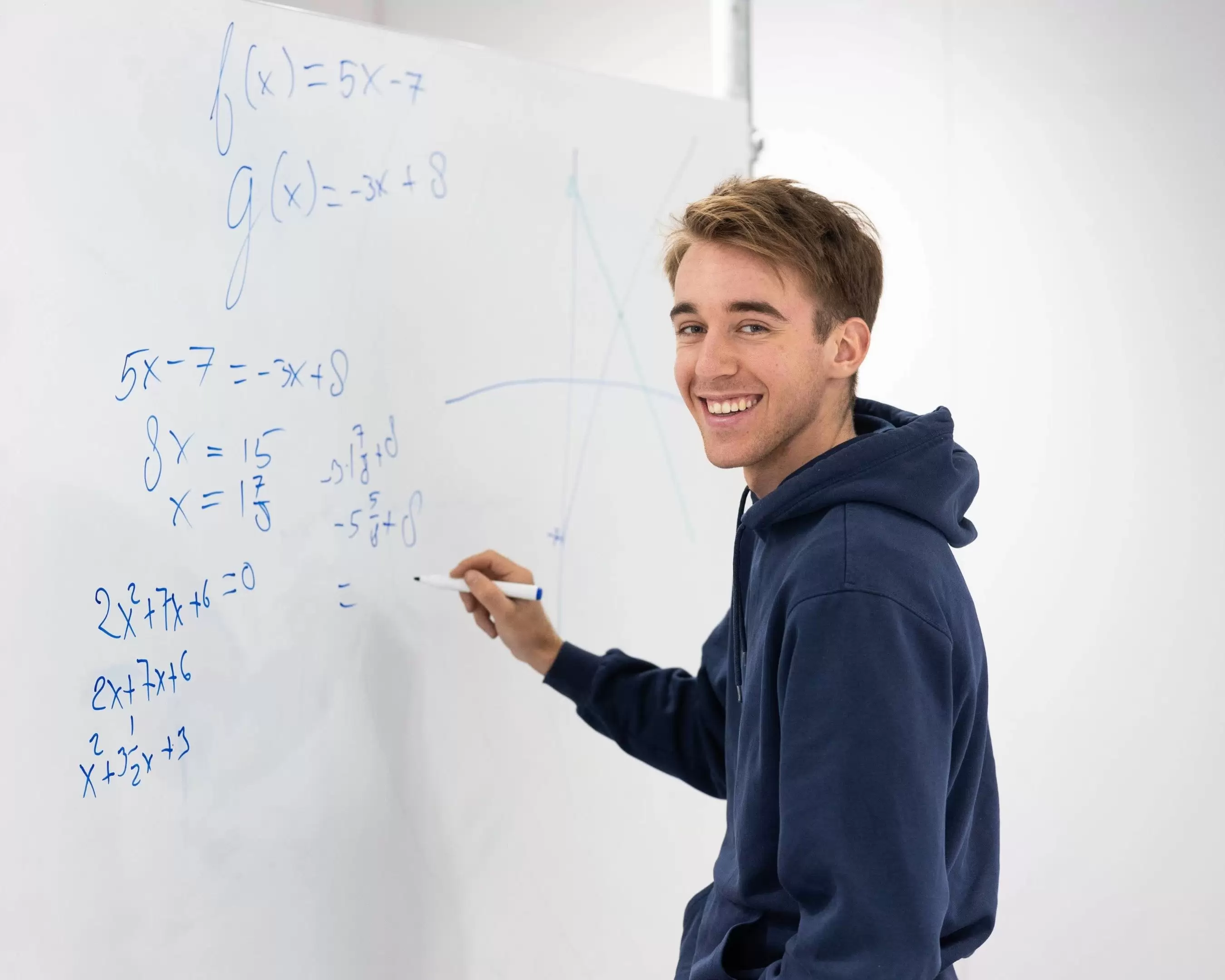 Een student leraar Scheikunde bij een schoolbord