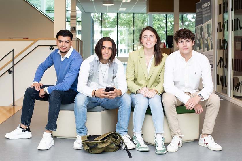 Studenten Bedrijfskunde op de Fontys campus
