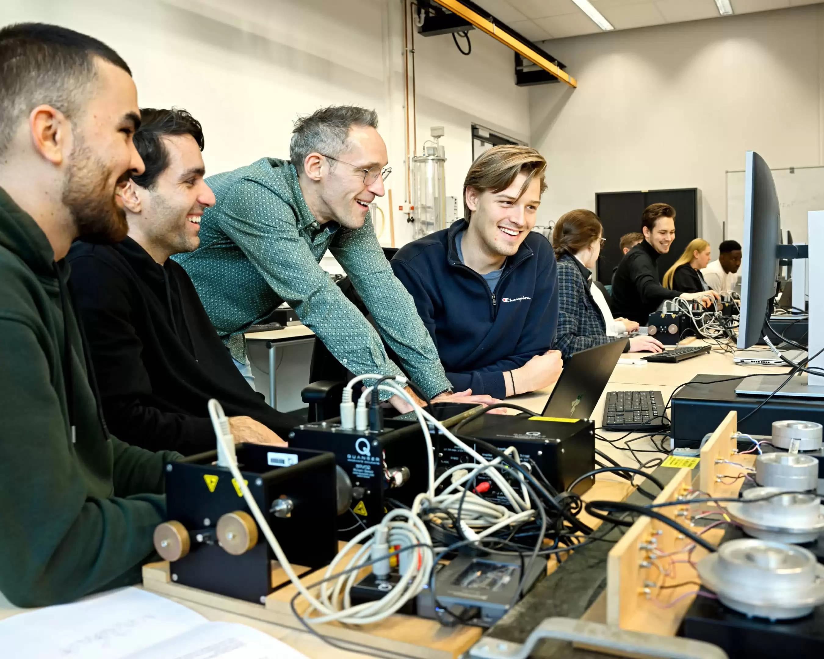 Twee studenten Werktuigbouwkunde werken samen
