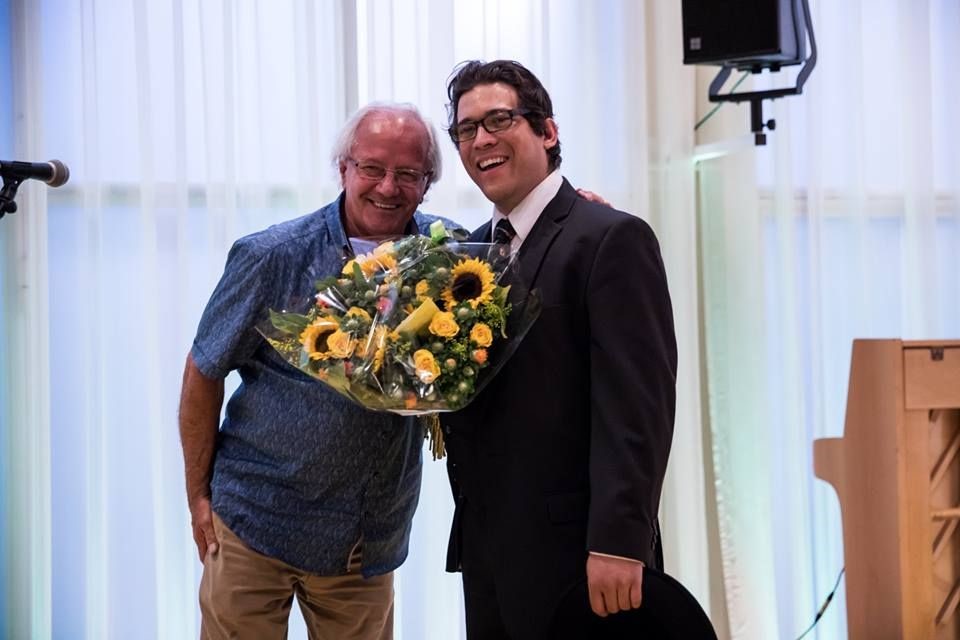 Xavier Geerman ontvangt de Atelierprijs prijs uit handen van Wilbert van Herwijnen, voorzitter stichting Ateliers Tilburg.  foto: Lieselotte Pennings, Koektrommel Studio