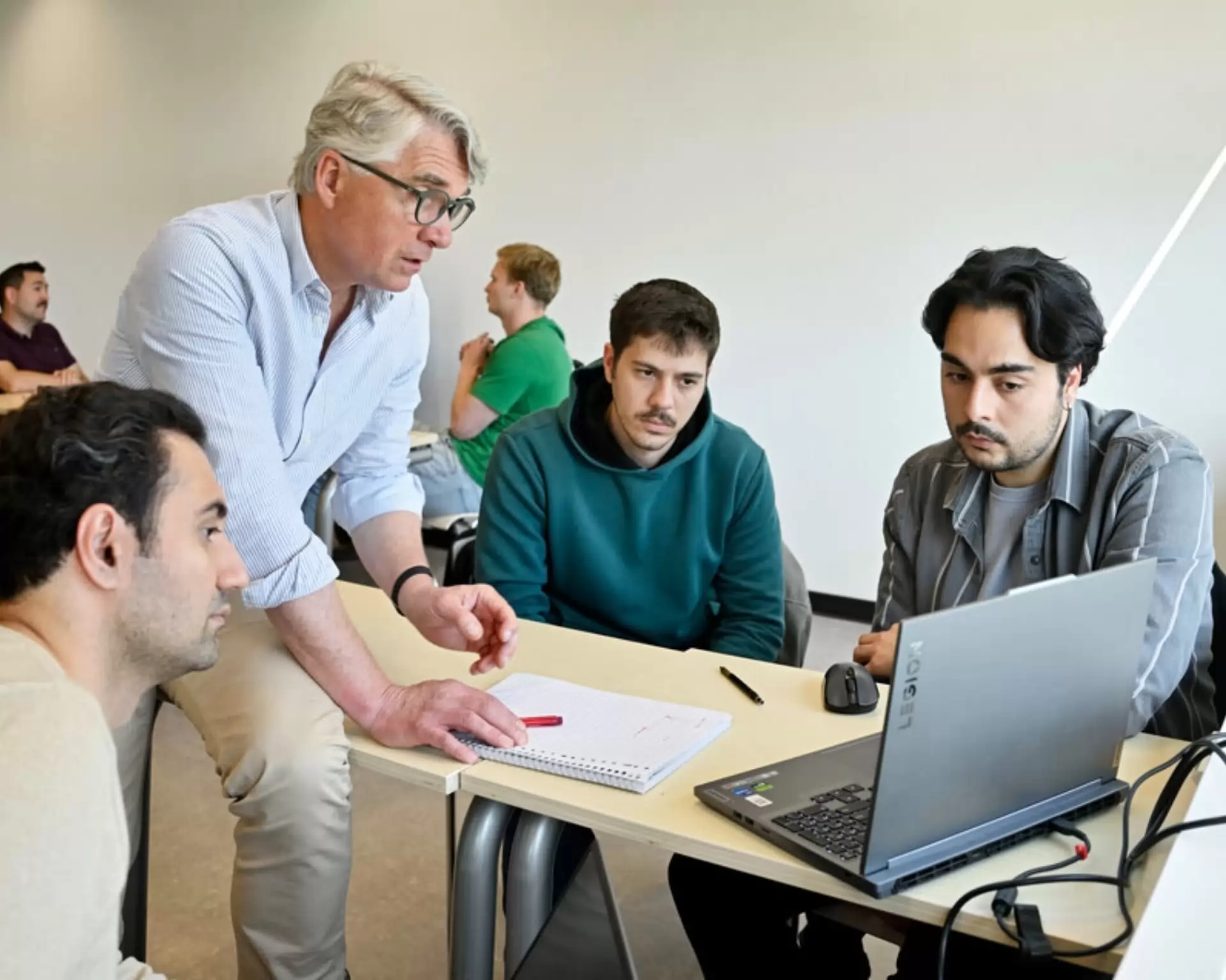 Studenten van de Ad Werktuigbouwkunde werken aan een project