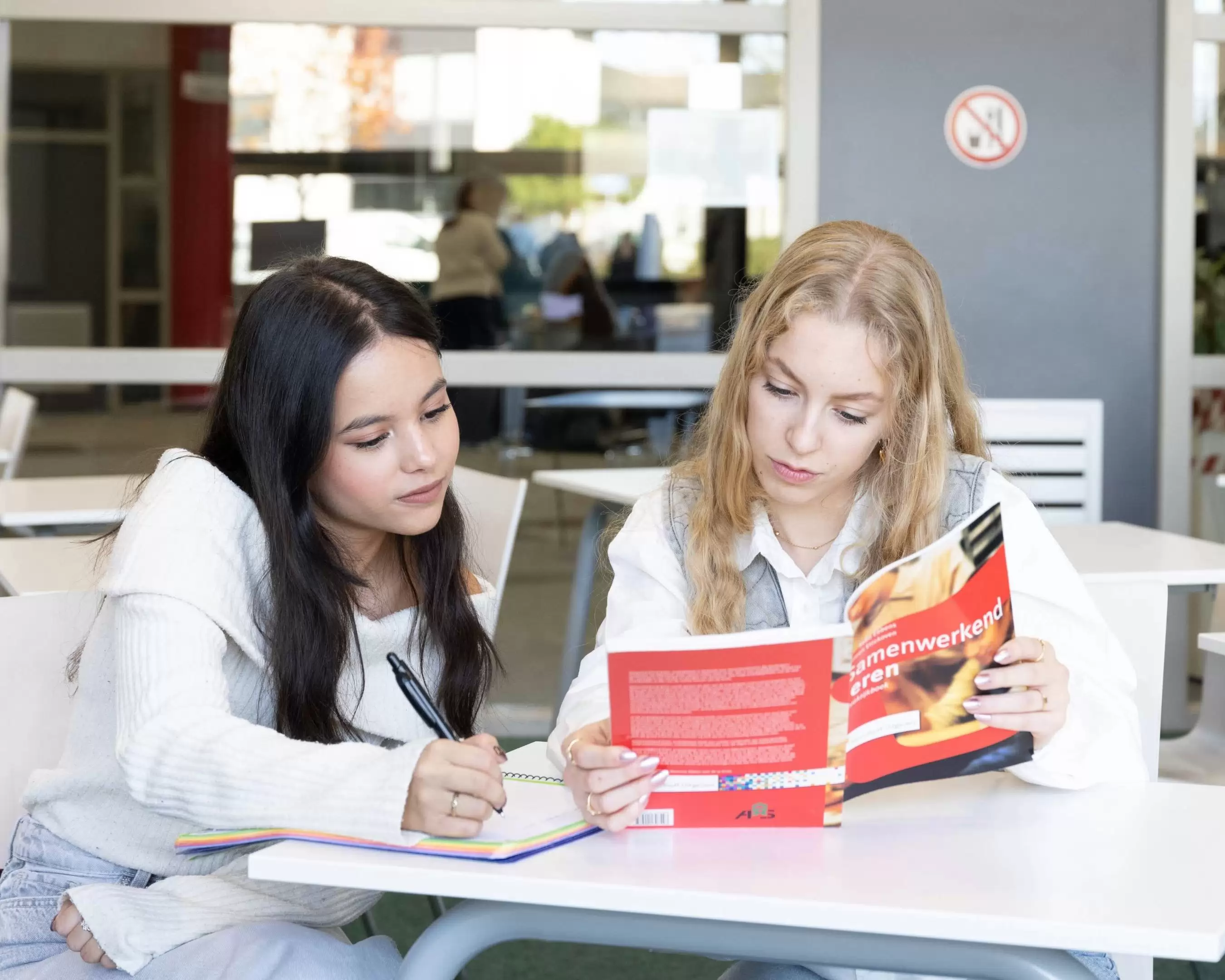 Studenten in gesprek met elkaar
