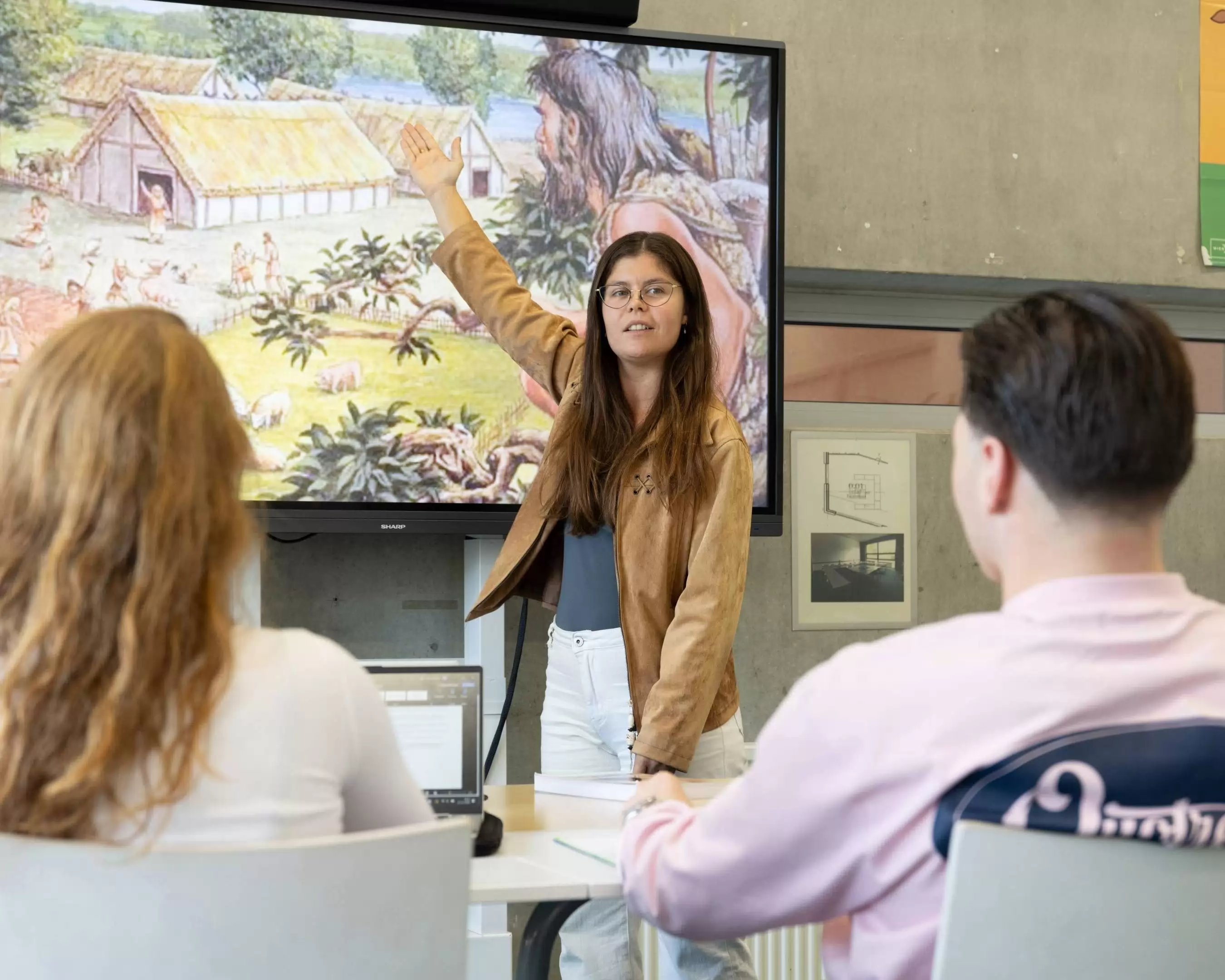 Docent vertelt enthousiast voor de klas